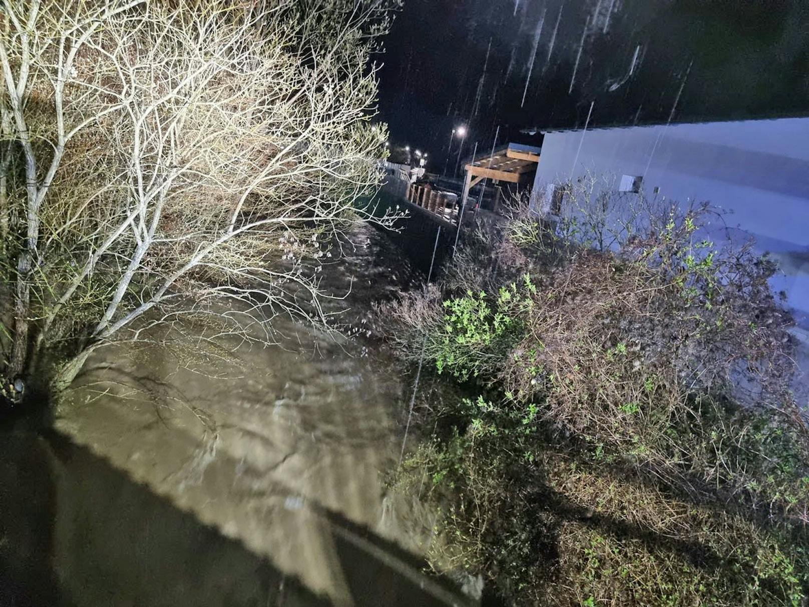 Auch in Sattelbach steht man im Hochwasser-Einsatz.