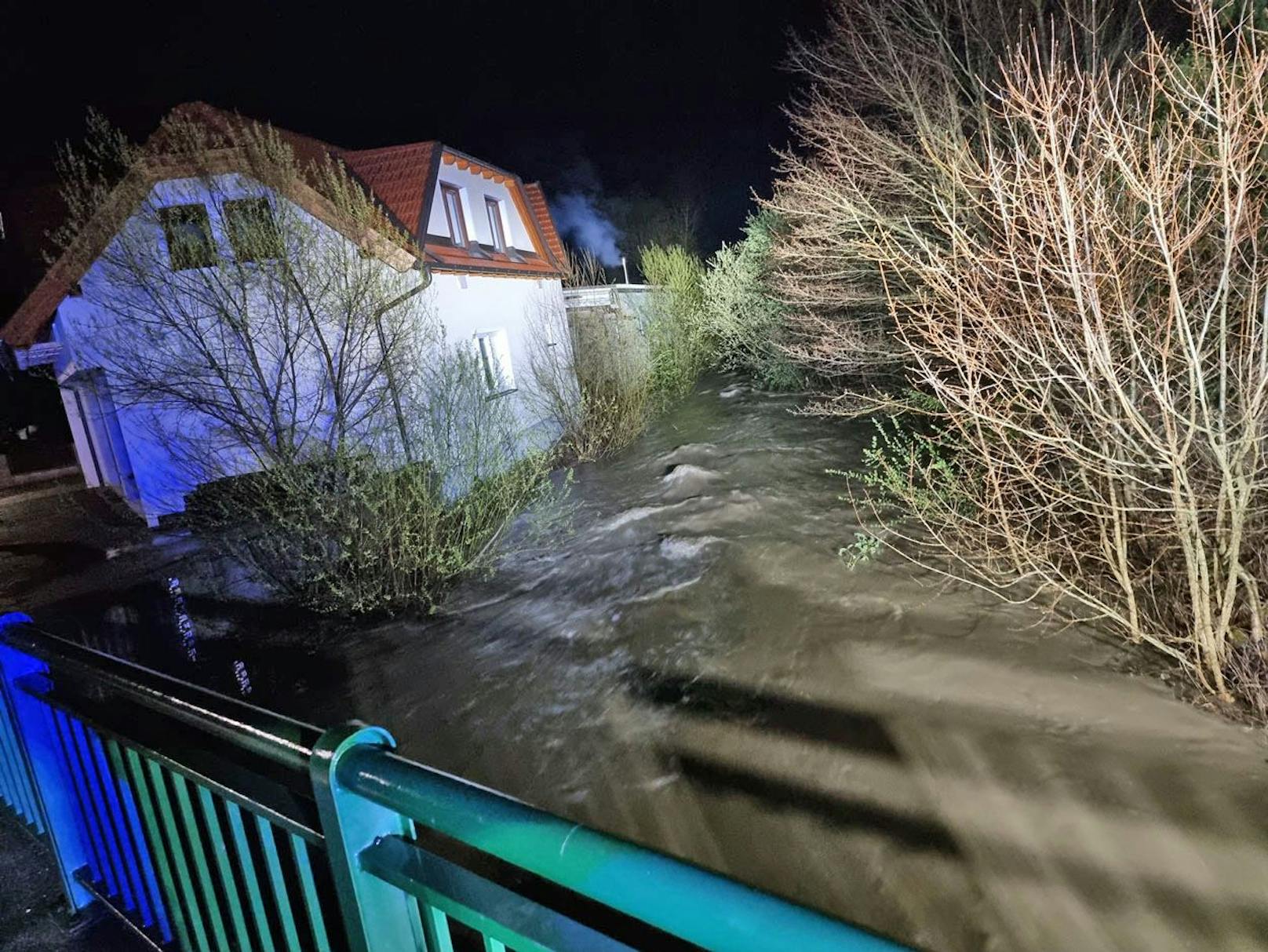 "Glücklicherweise hat sich die Lage in den Samstag Vormittagsstunden wieder beruhigt und die Pegelstände fallen wieder mit Stand 7 Uhr", berichtet Stefan Schneider.