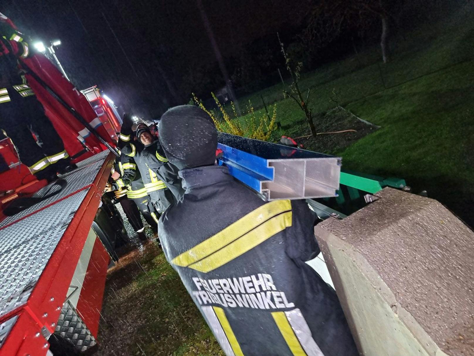 "Da im Bereich Hochstrass/Klausen-Lepoldsdorf der gestrige Regen in höheren Lagen sogar in Schnee überging und dieses Gebiet für kurze Zeit nochmals in eine Winterlandschaft verwandelte, so bewirkten die anschließenden Plusgrade eine zusätzliche Verschärfung der Hochwasserlage", so Bezirkssprecher Stefan Schneider.