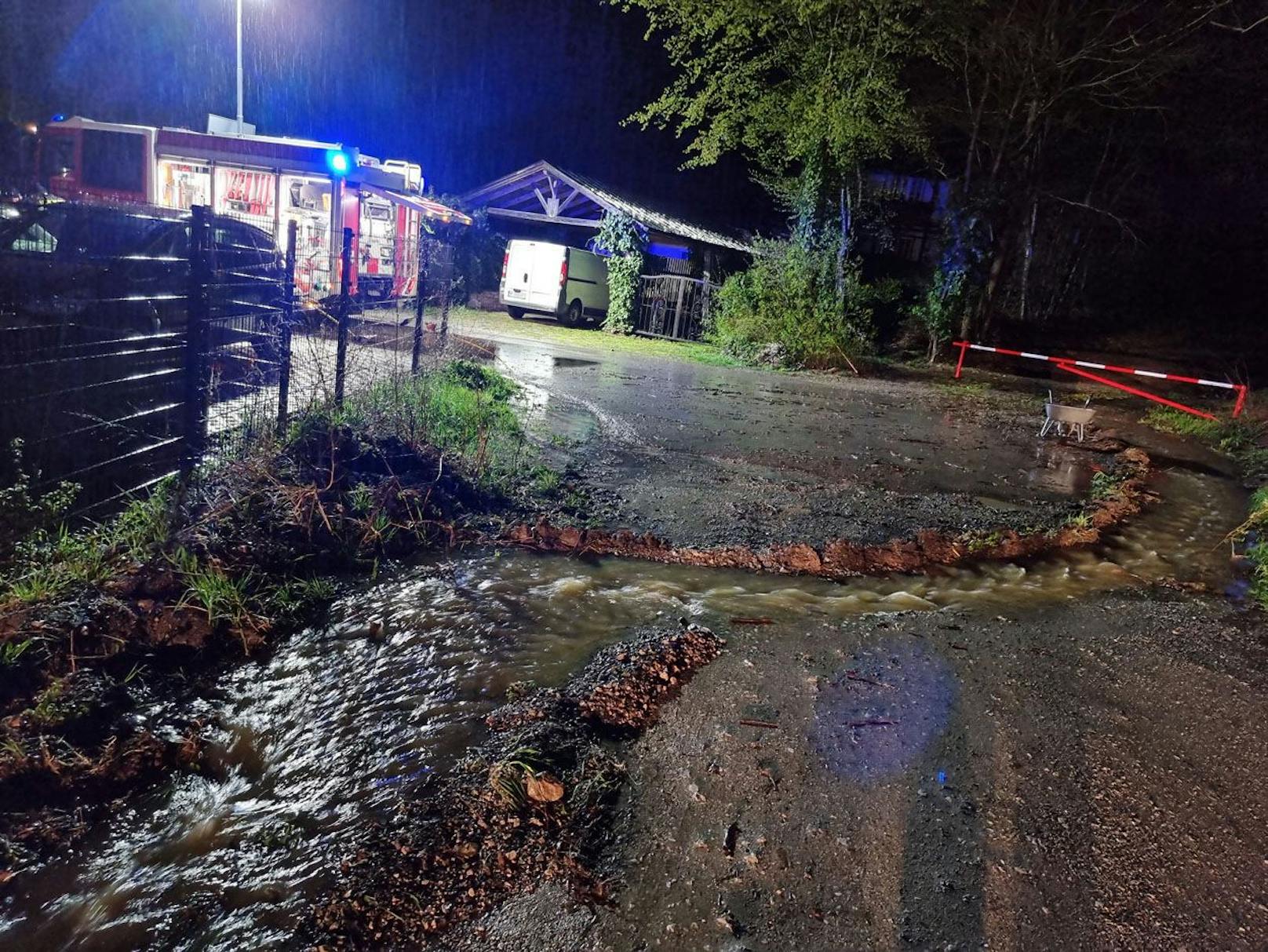 Es wurden potentielle Gefahrenstellen und die Wasserpegel kontrolliert.