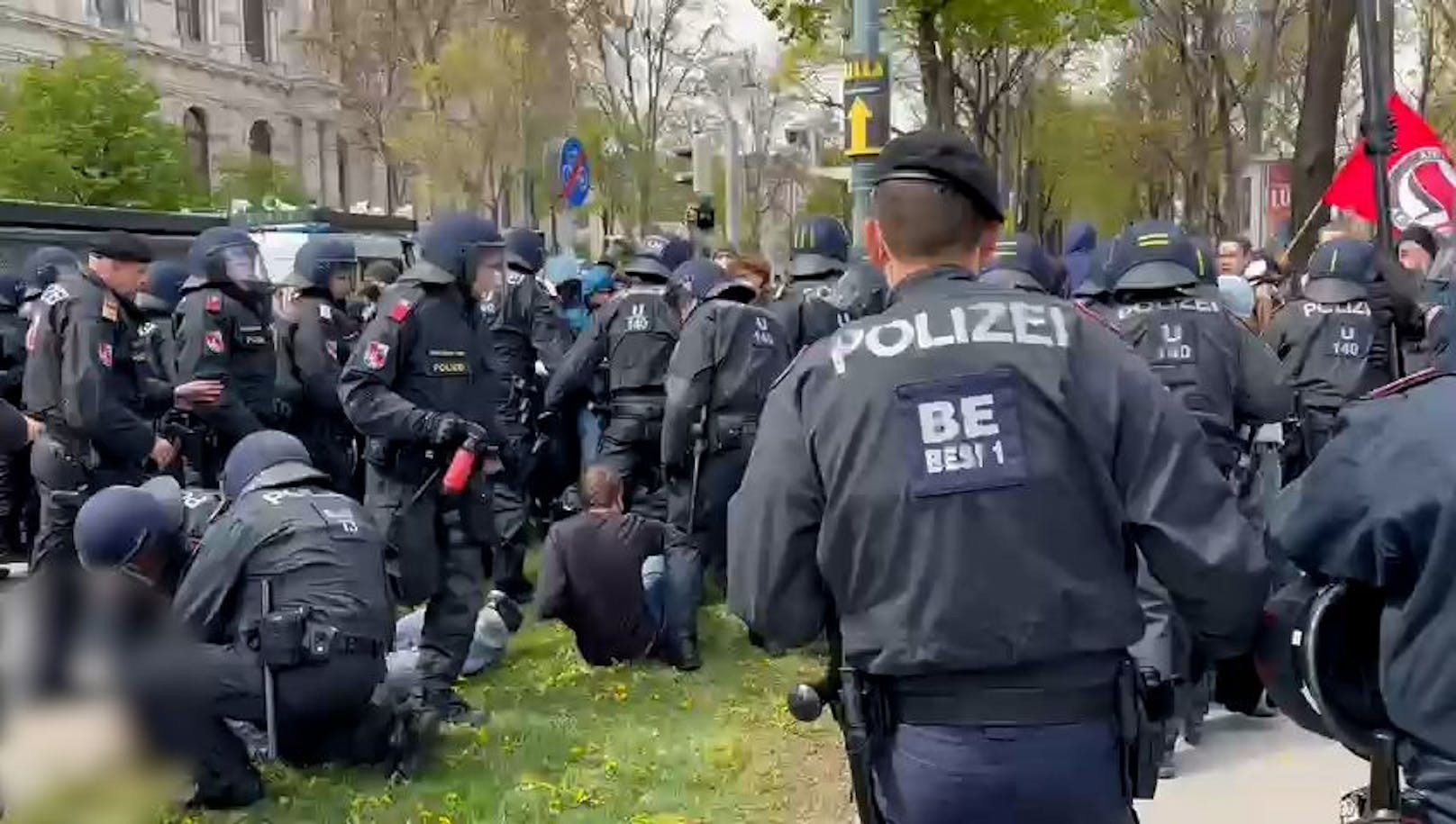 Die Polizei setzte gegen die Demonstranten Pfefferspray ein.