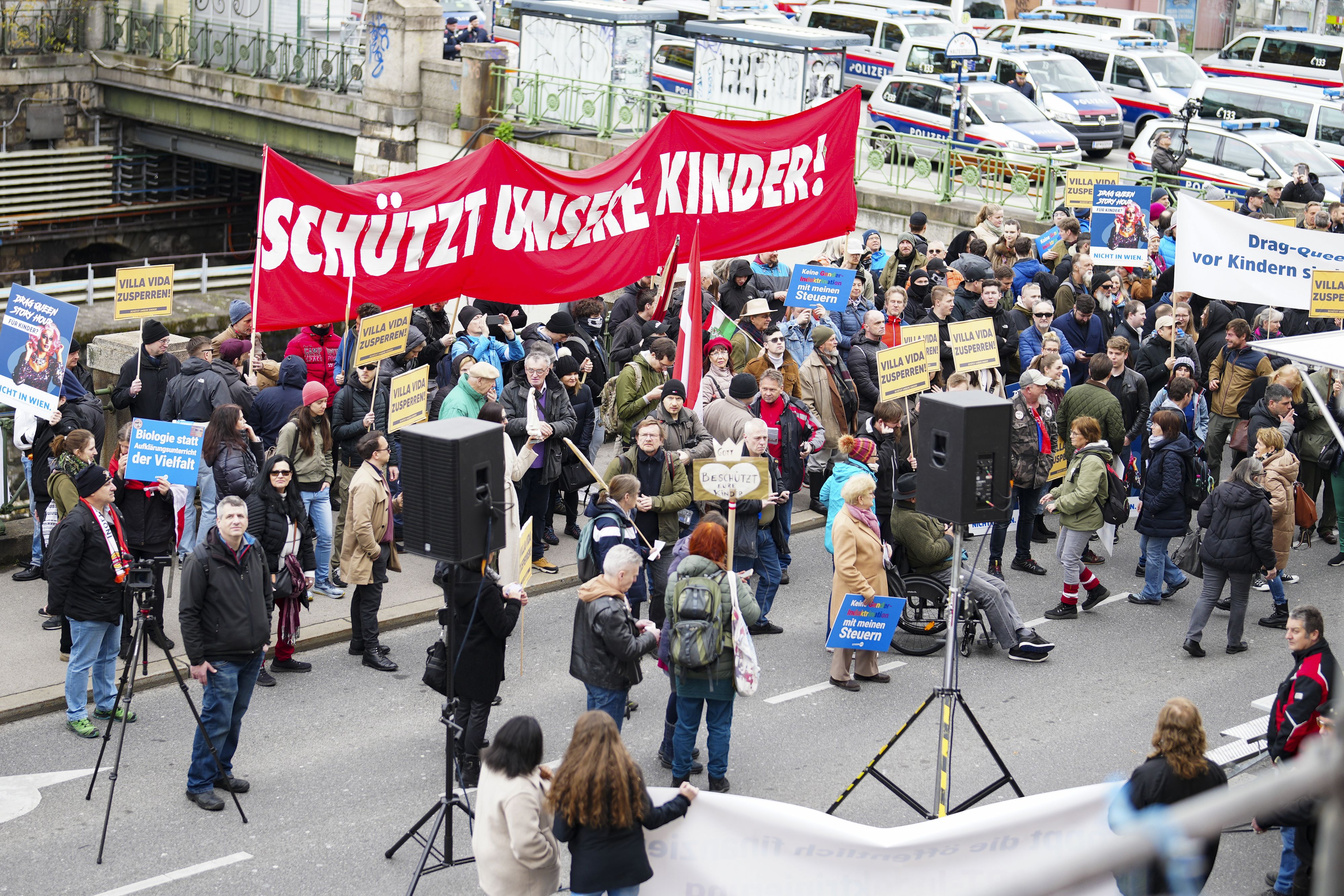 Die Demo gegen die "Drag Queen"-Lesung vor der Villa Vida in Wien.