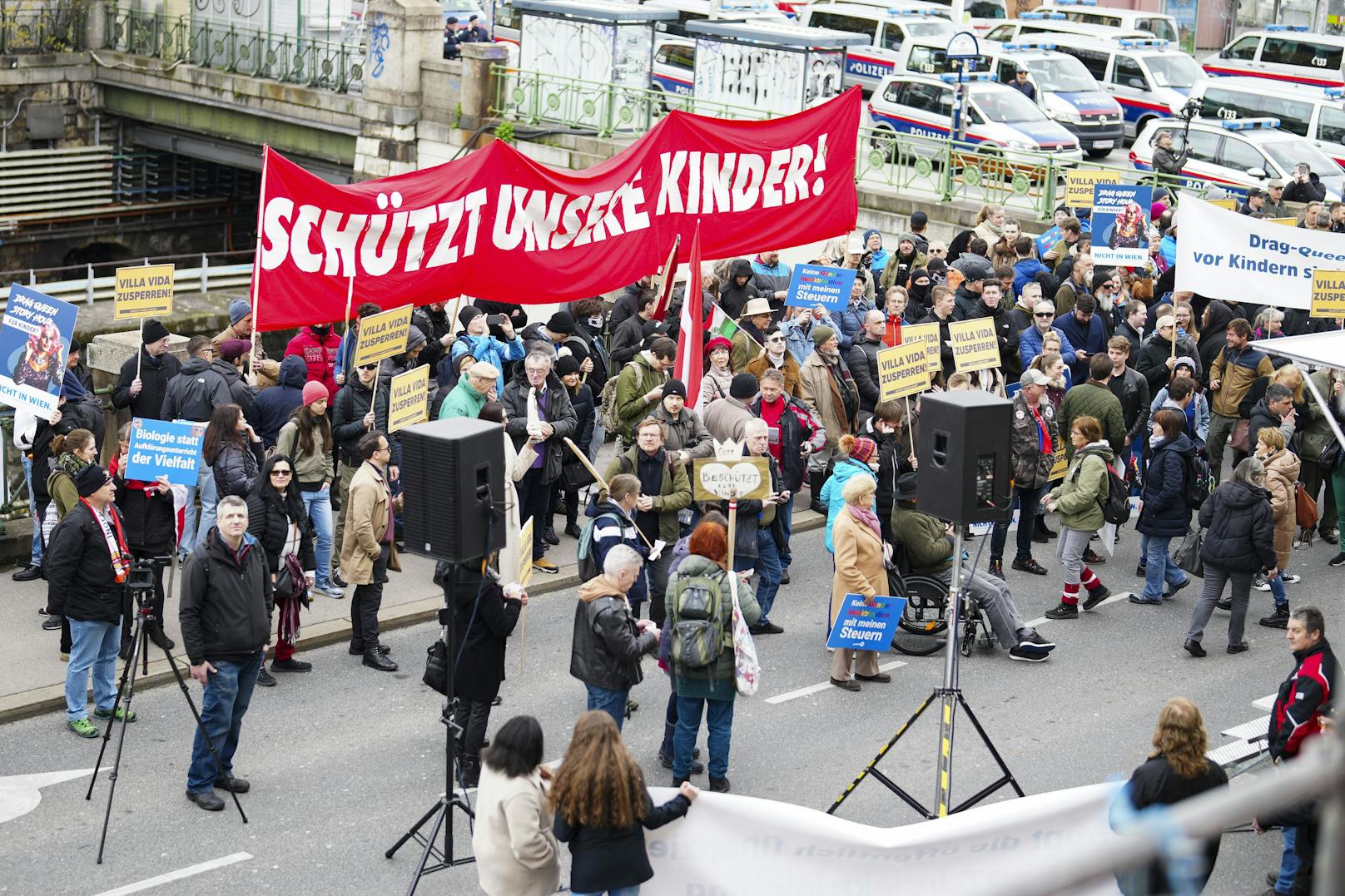 Die Demo gegen die "Drag Queen"-Lesung vor der Villa Vida in Wien.