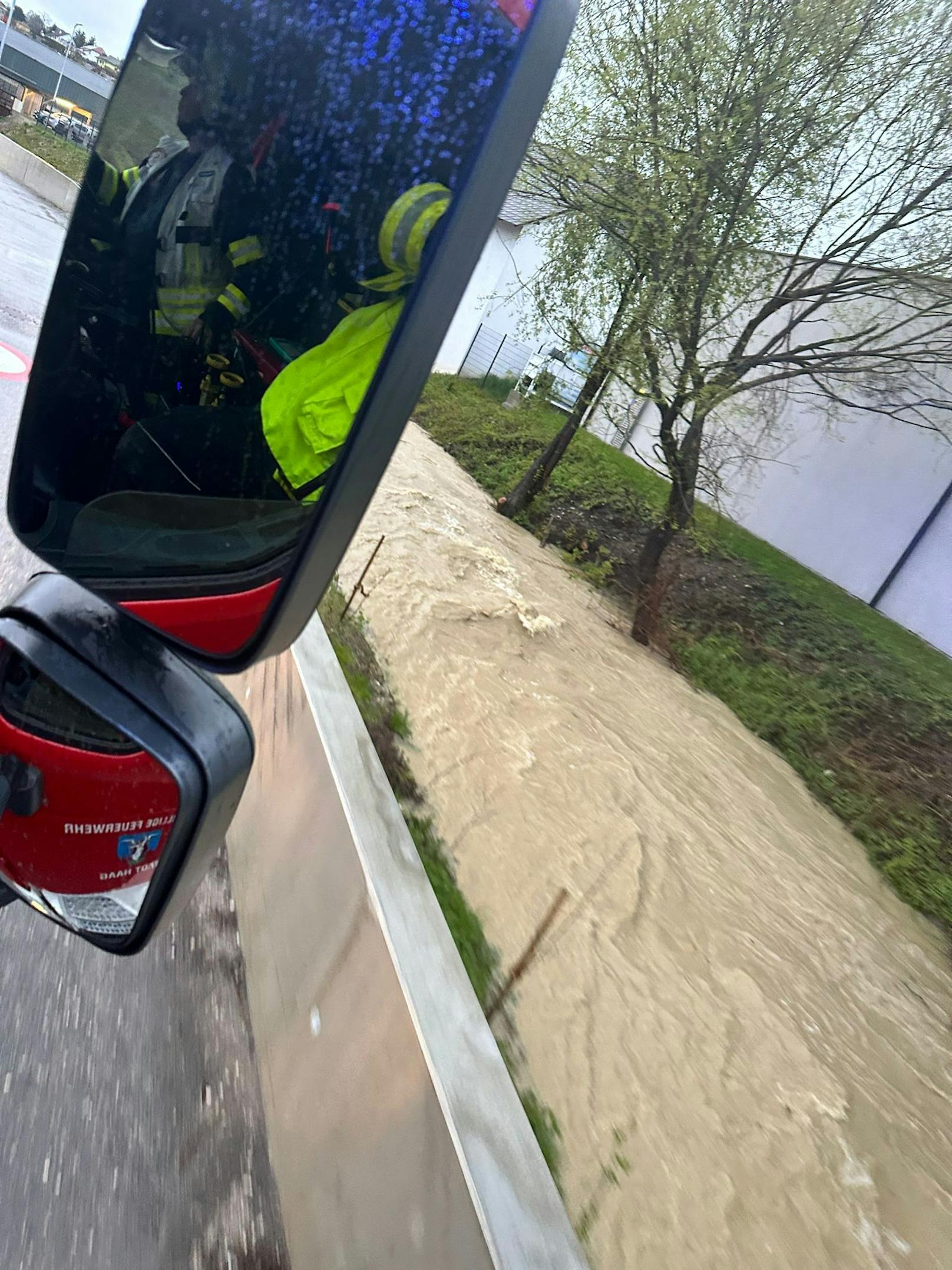 Ein Bach in Haag verwandelte sich in einen reißenden Fluss.