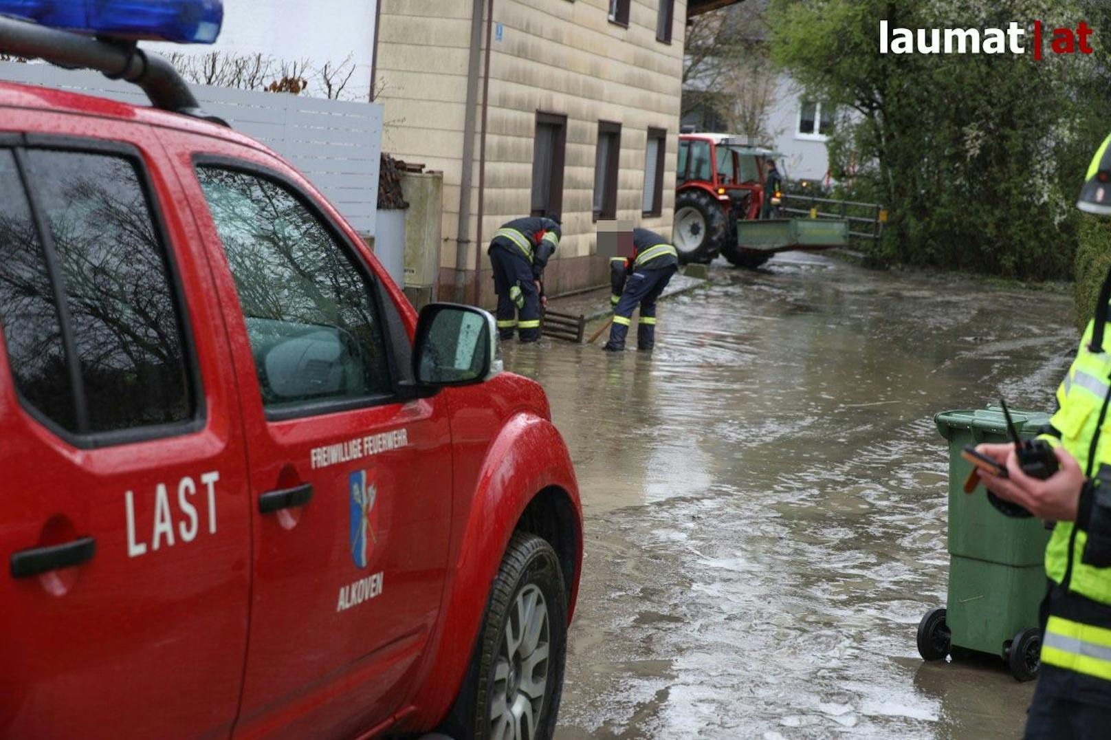 Feuerwehrleute mussten vor allem Straßen von umgestürzten Bäumen befreien, Autos bergen, Keller von Wohnhäusern auspumpen und Überschwemmungen verhindern.