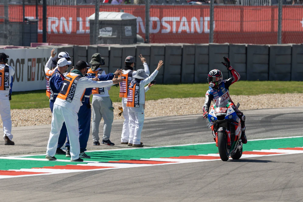 Alex Rins jubelt in Texas.