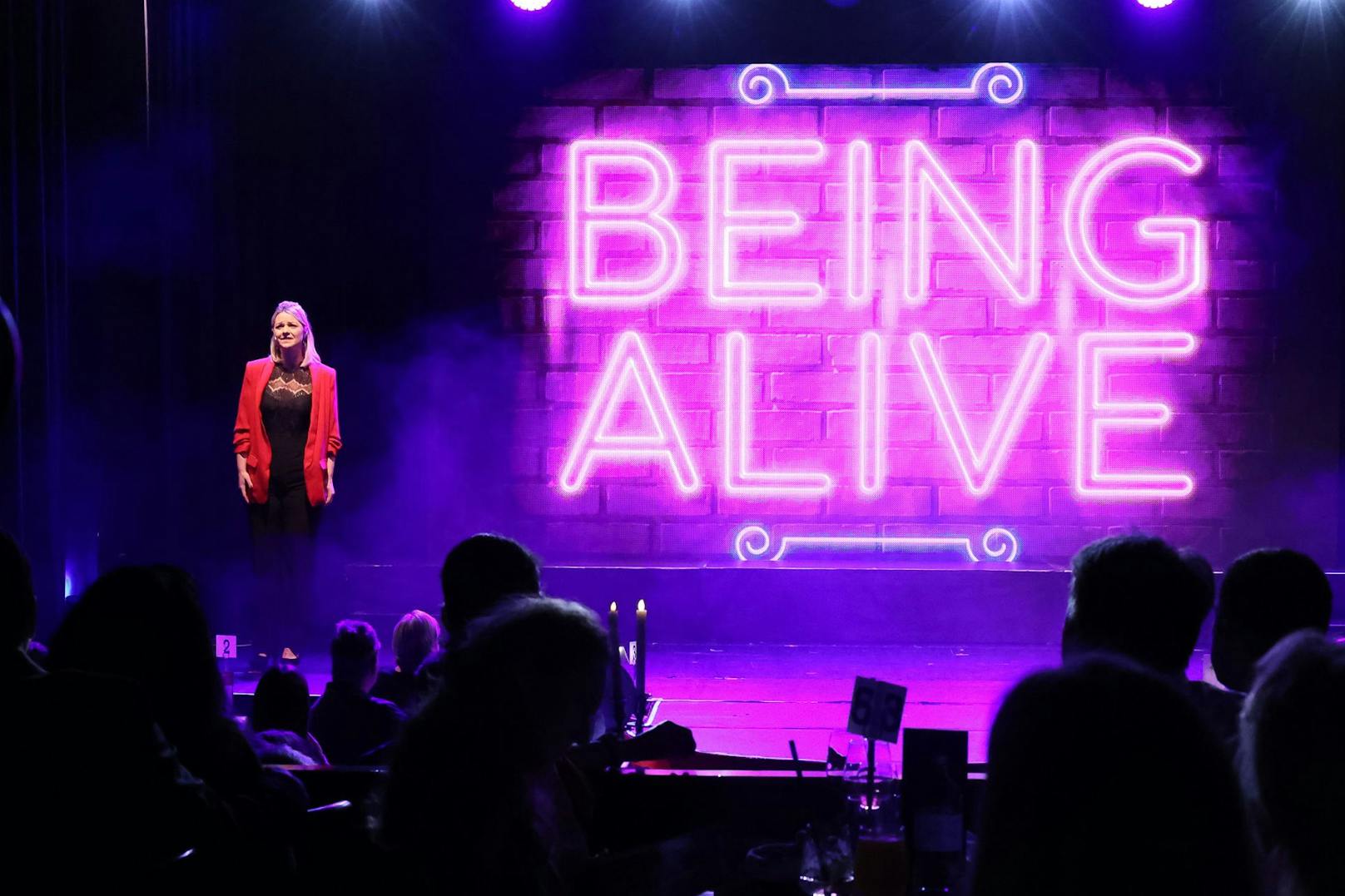 Tanja Petrasek mit "Being Alive" aus dem Musical "Company".