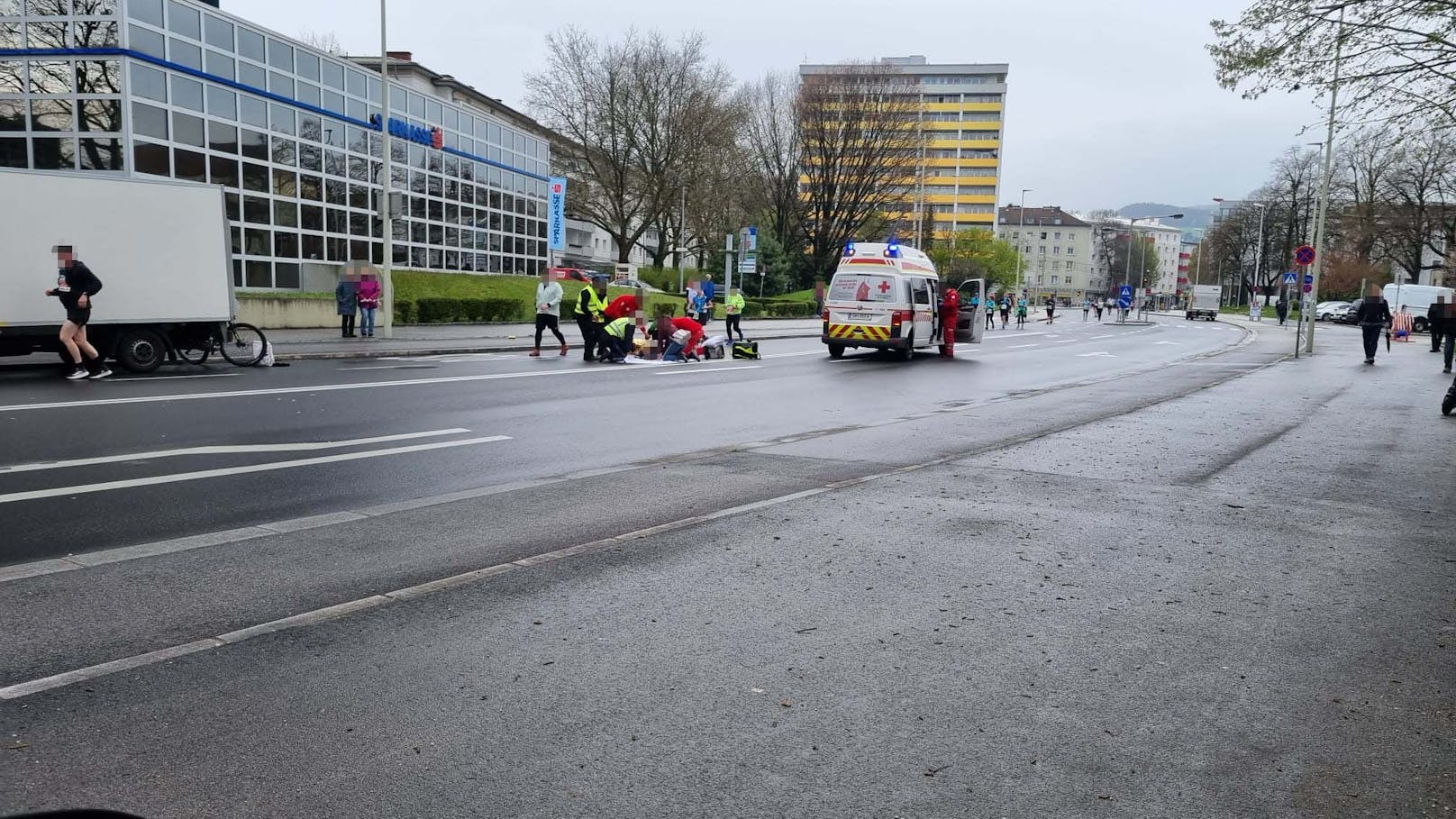 Beim Linz-Marathon brach eine Person plötzlich zusammen, die Rettung rückte an.