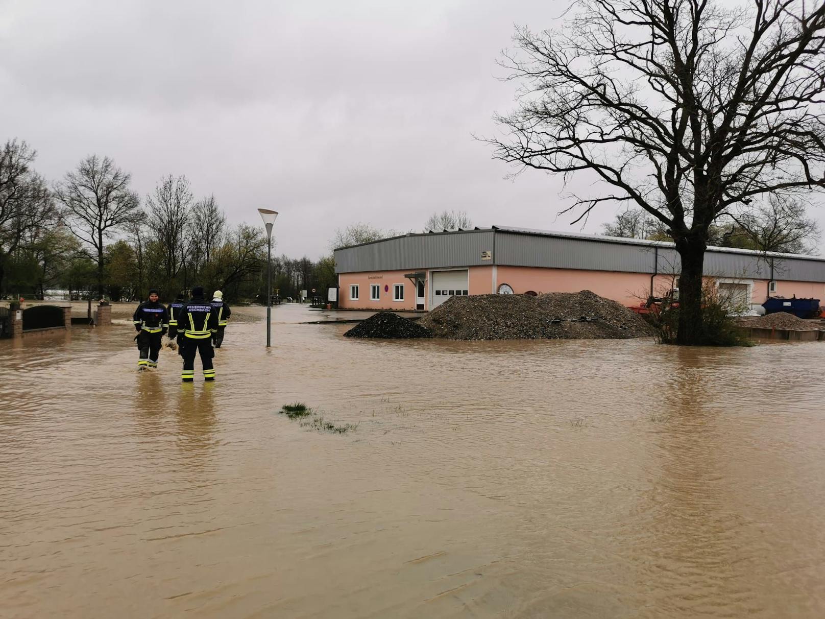 Seit den Nachtstunden stehen 35 Wehren im Einsatz.