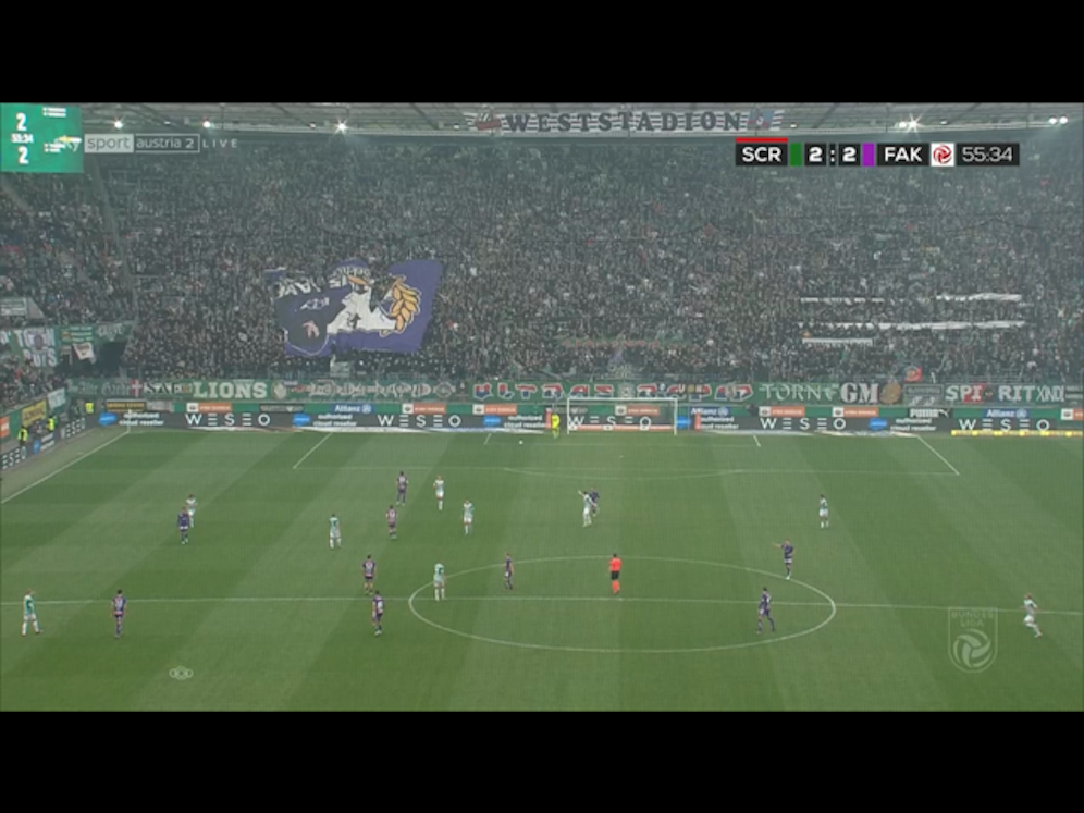 Links die gestohlene Choreo im Block West.