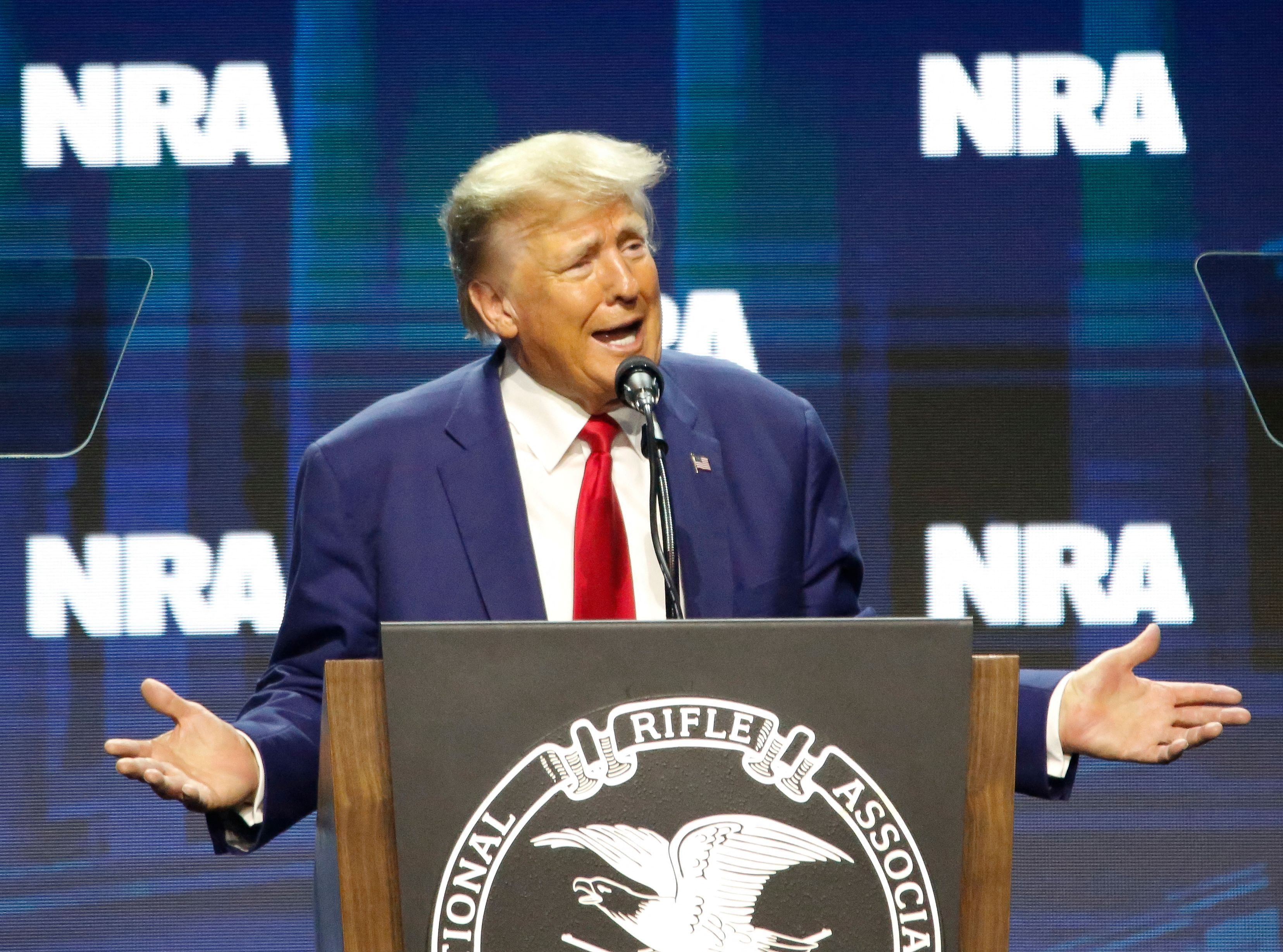 <strong>Donald Trump</strong> lässt an seinen politischen Gegnern kein gutes Haar: Der Ex-Präsident trat auf der Jahresversammlung der NRA auf. 