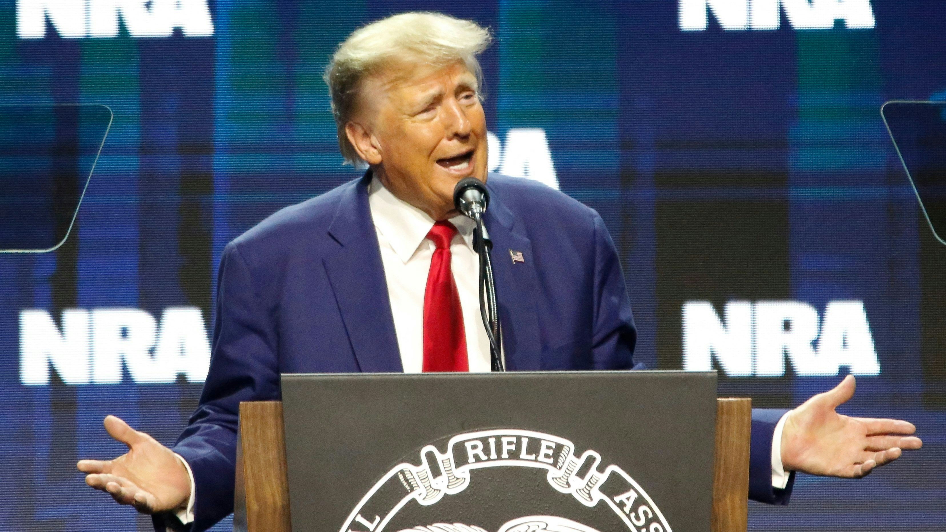 Download von www.picturedesk.com am 16.04.2023 (14:59).  Former US President and 2024 presidential hopeful Donald Trump speaks during the 152nd National Rifle Association (NRA) annual Covention at the Indiana Convention Center in Indianapolis, Indiana, on April 14, 2023. (Photo by Alex WROBLEWSKI / AFP) - 20230414_PD12404 - Rechteinfo: Rights Managed (RM) Nur für redaktionelle Nutzung! Werbliche Nutzung erfordert Freigabe: bitte schicken Sie uns eine Anfrage.