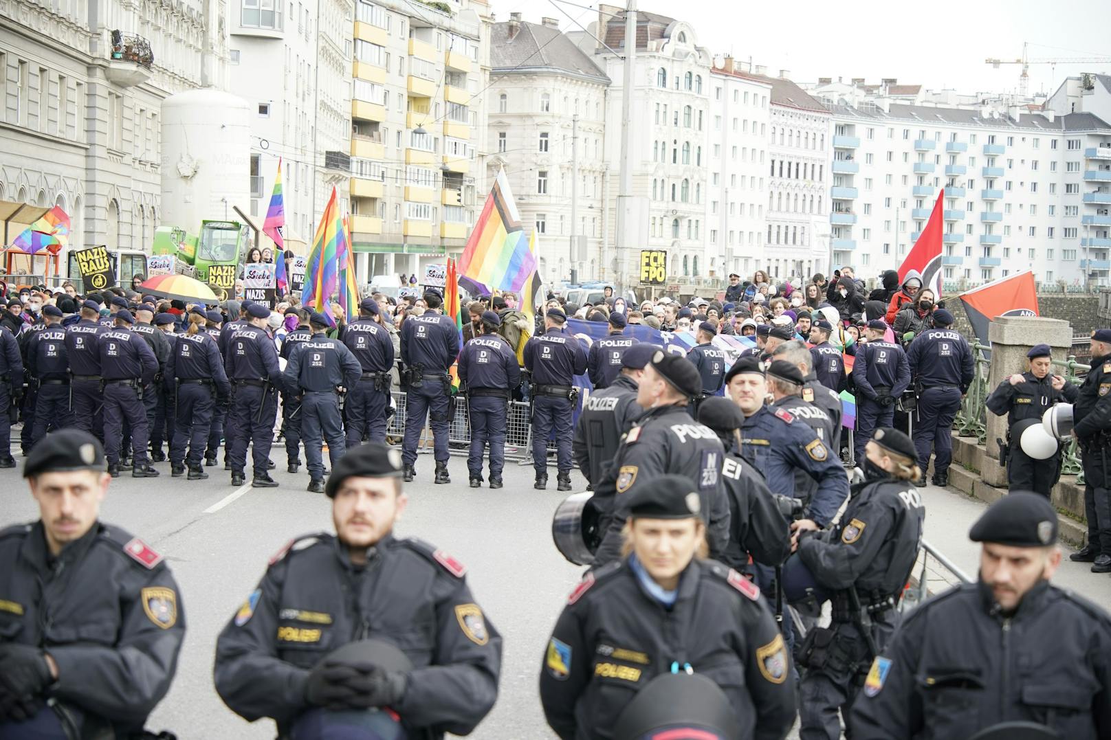 Demo-Chaos wegen Dragqueen-Lesung vor Kindern in Wien am 16. April 2023.