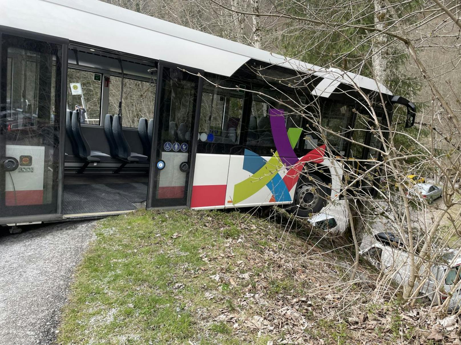Der Bus drohte über die Böschung abzustürzen.