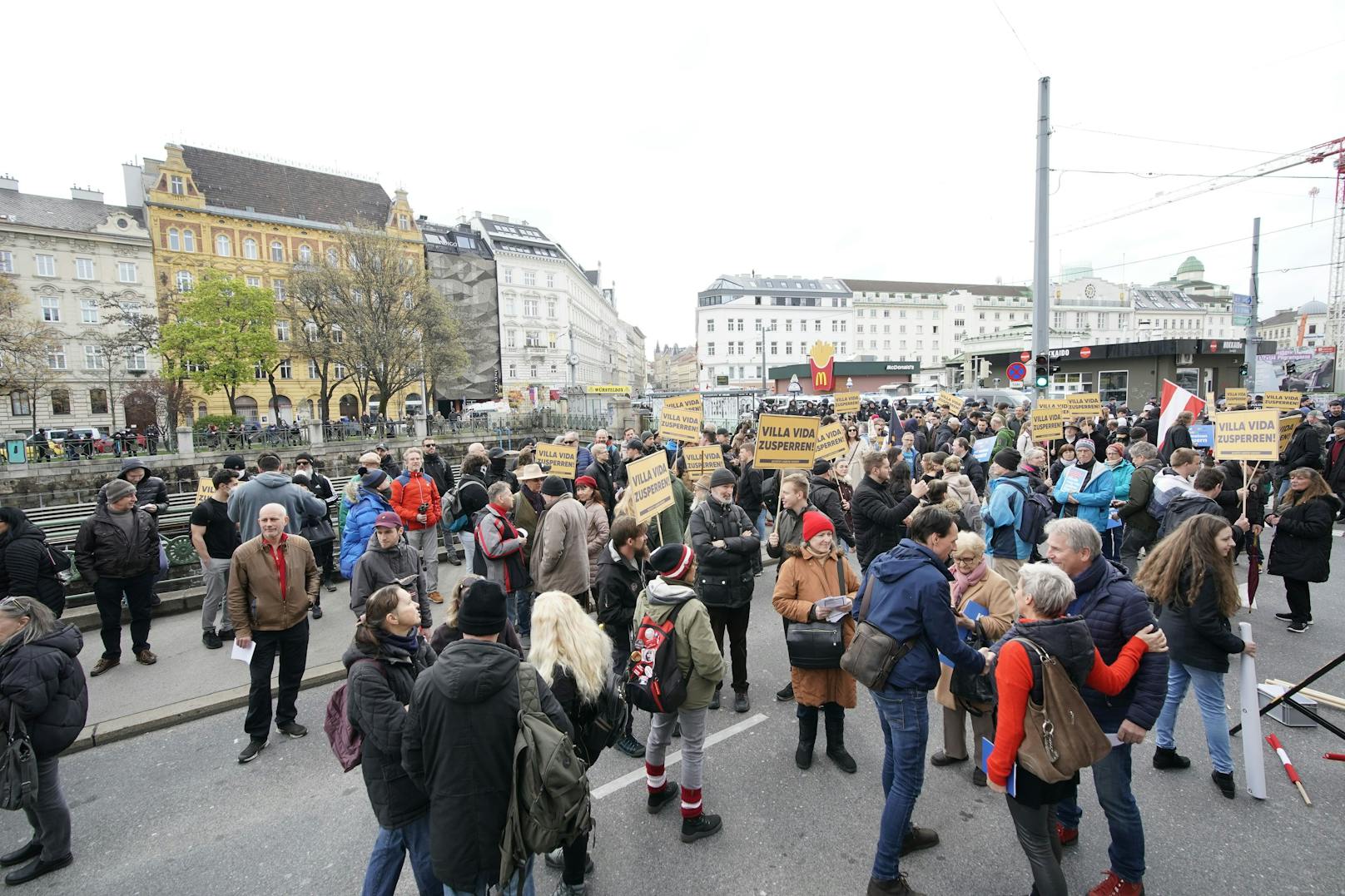 Demo-Chaos wegen Dragqueen-Lesung vor Kindern in Wien am 16. April 2023.