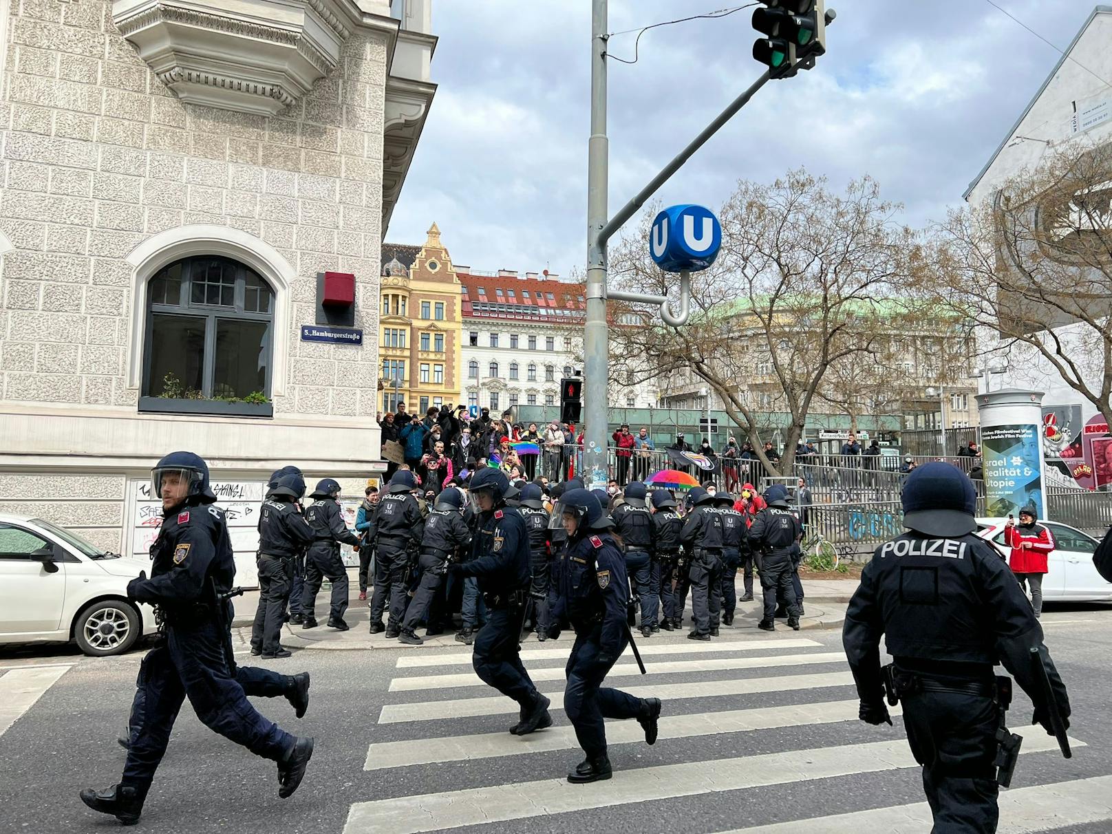Die rechte Demo marschiert in Richtung Burgtheater. 