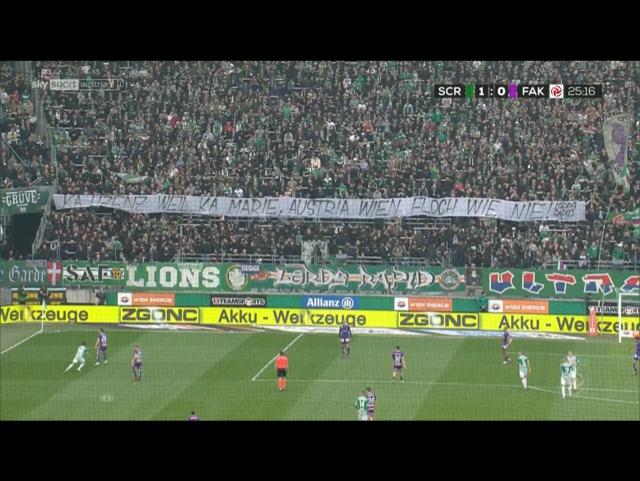 Die Rapid-Fans machen sich über den Rivalen lustig.