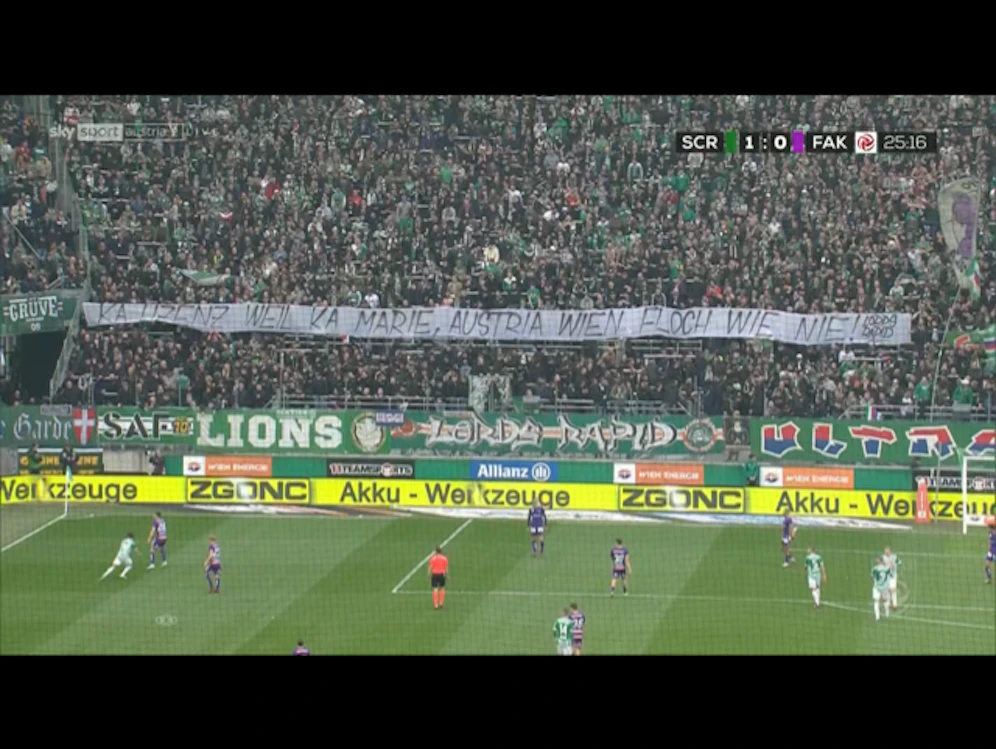 Die Rapid-Fans machen sich über den Rivalen lustig.