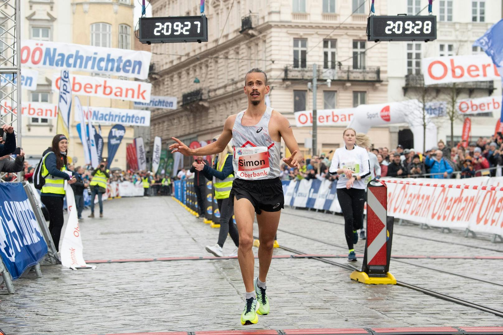 Der Deutsche Simon Boch gewann den Linz Marathon 2023.
