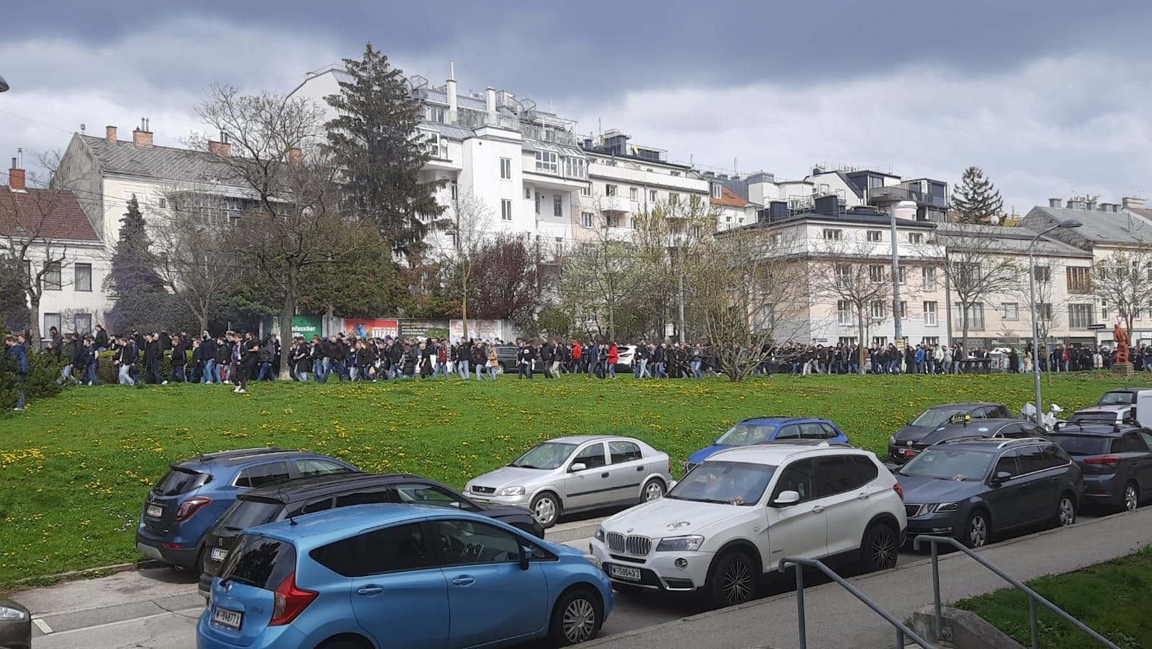 Die Austrianer zünden auf der Linzer Straße schwere Böller.