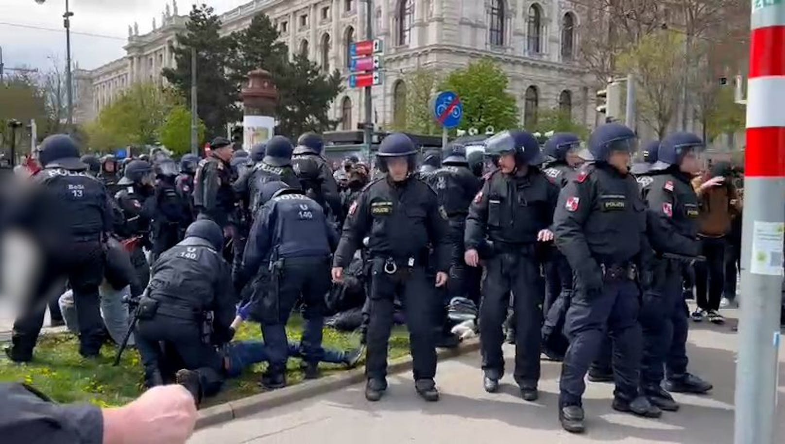 Es kam zu einer Rangelei zwischen der Antifa und der Polizei.