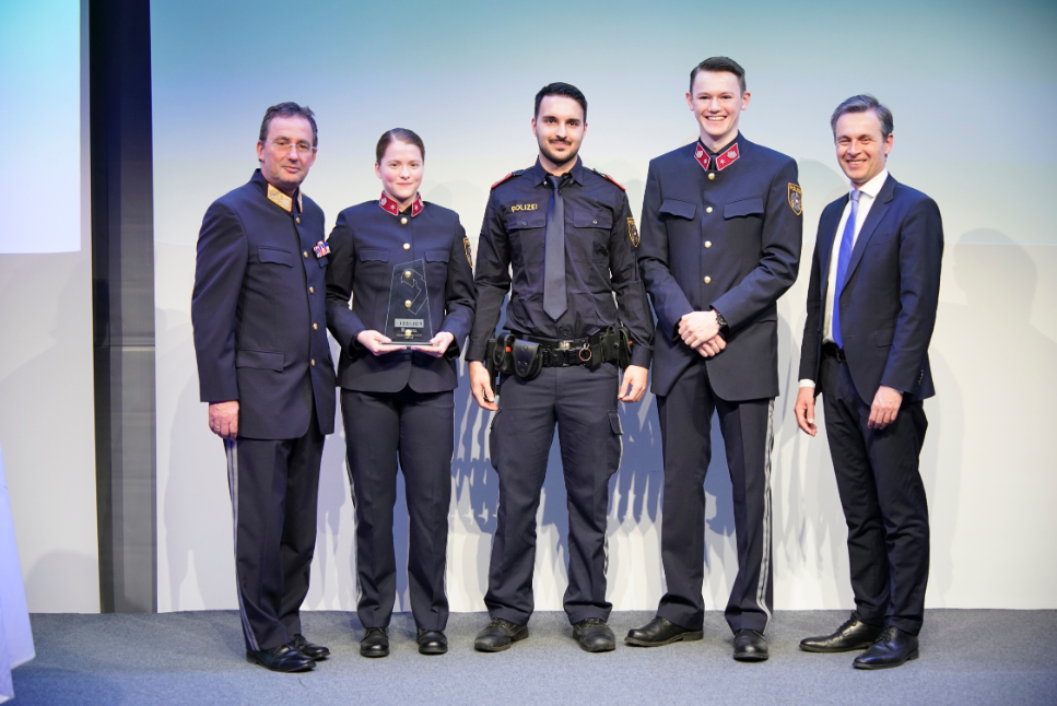 Die drei Jungpolizisten Alexandra, Stefan und Clemens (v.l.) konnten durch schnelles Mitdenken einen kriminellen falschen 