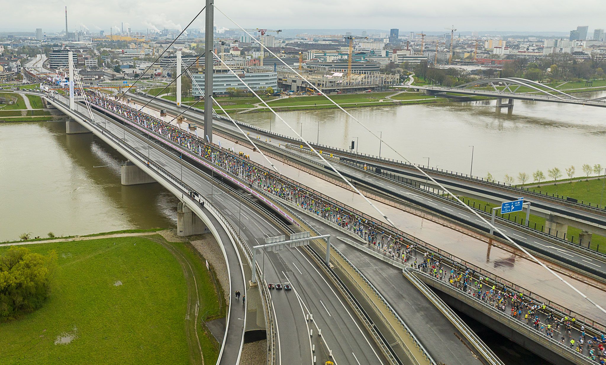 Rund 12.000 Teilnehmer sind seit 9.30 Uhr beim Linz-Marathon im Einsatz.