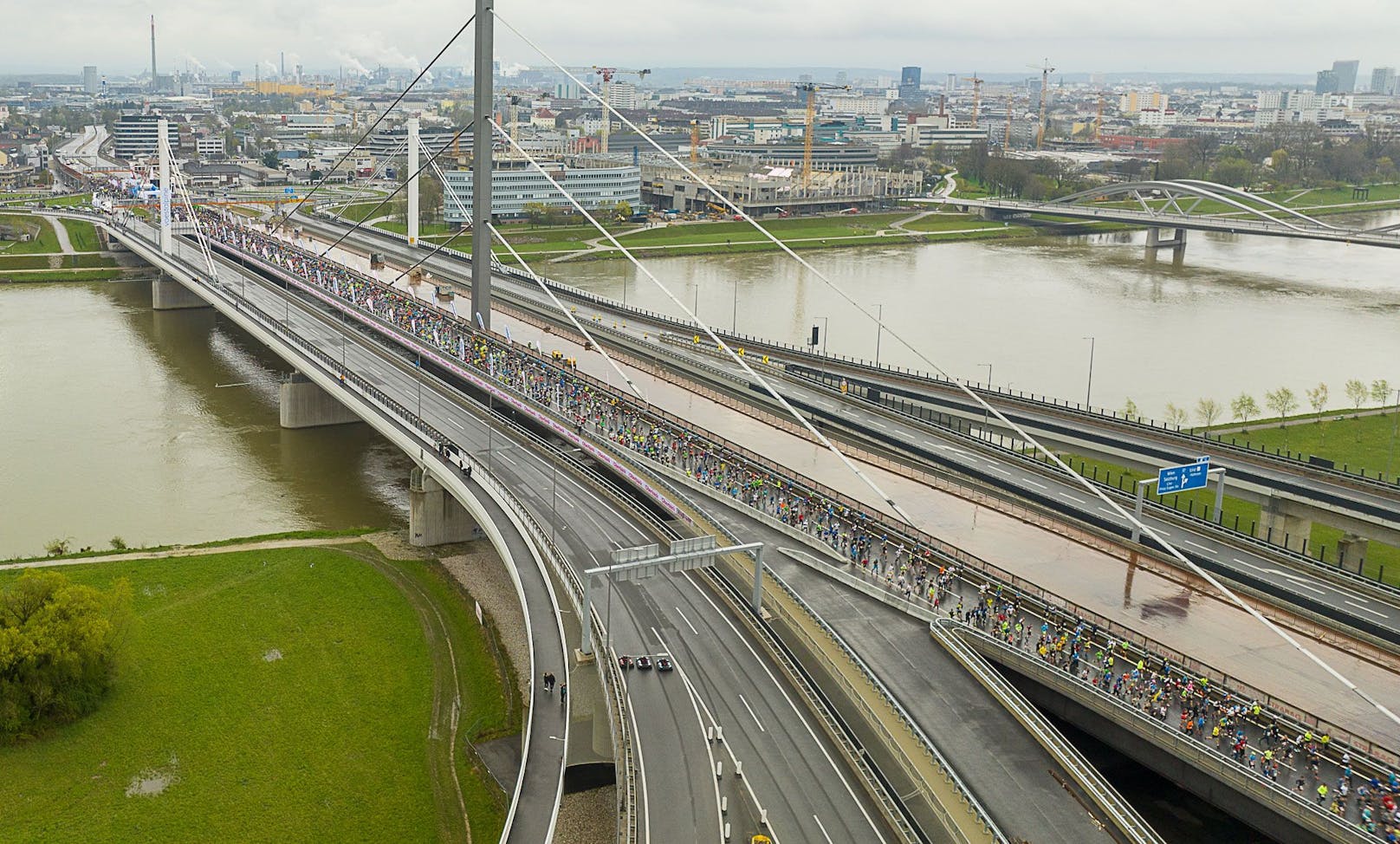 Rund 12.000 Teilnehmer sind seit 9.30 Uhr beim Linz-Marathon im Einsatz.
