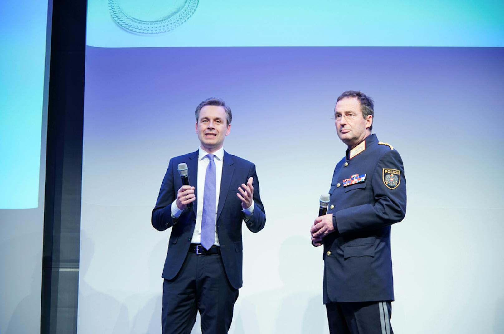 Martin Hauer, Vorstand der Raiffeisenlandesbank NÖ-Wien und der Wiener Polizeipräsident Gerhard Pürstl.