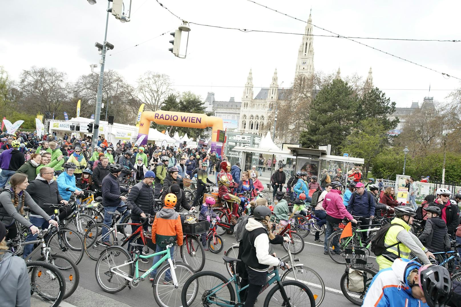 Mit der alljährlichen RADpaRADe feiern die Teilnehmer gemeinsam das Fahrrad als "bestes Verkehrsmittel".