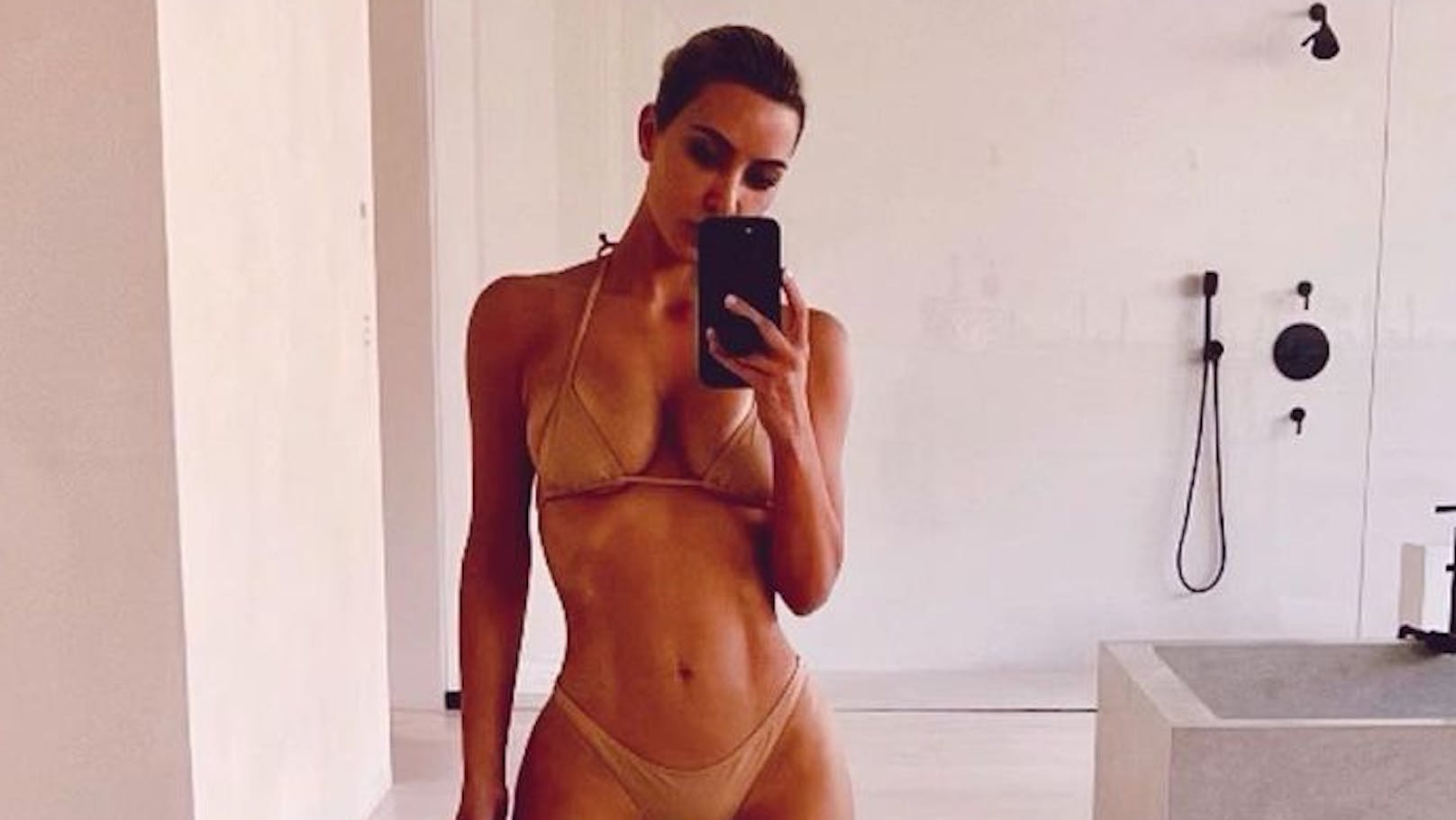 Kim Kardashian zeigt auf Insta ihren durchtrainierten Body.