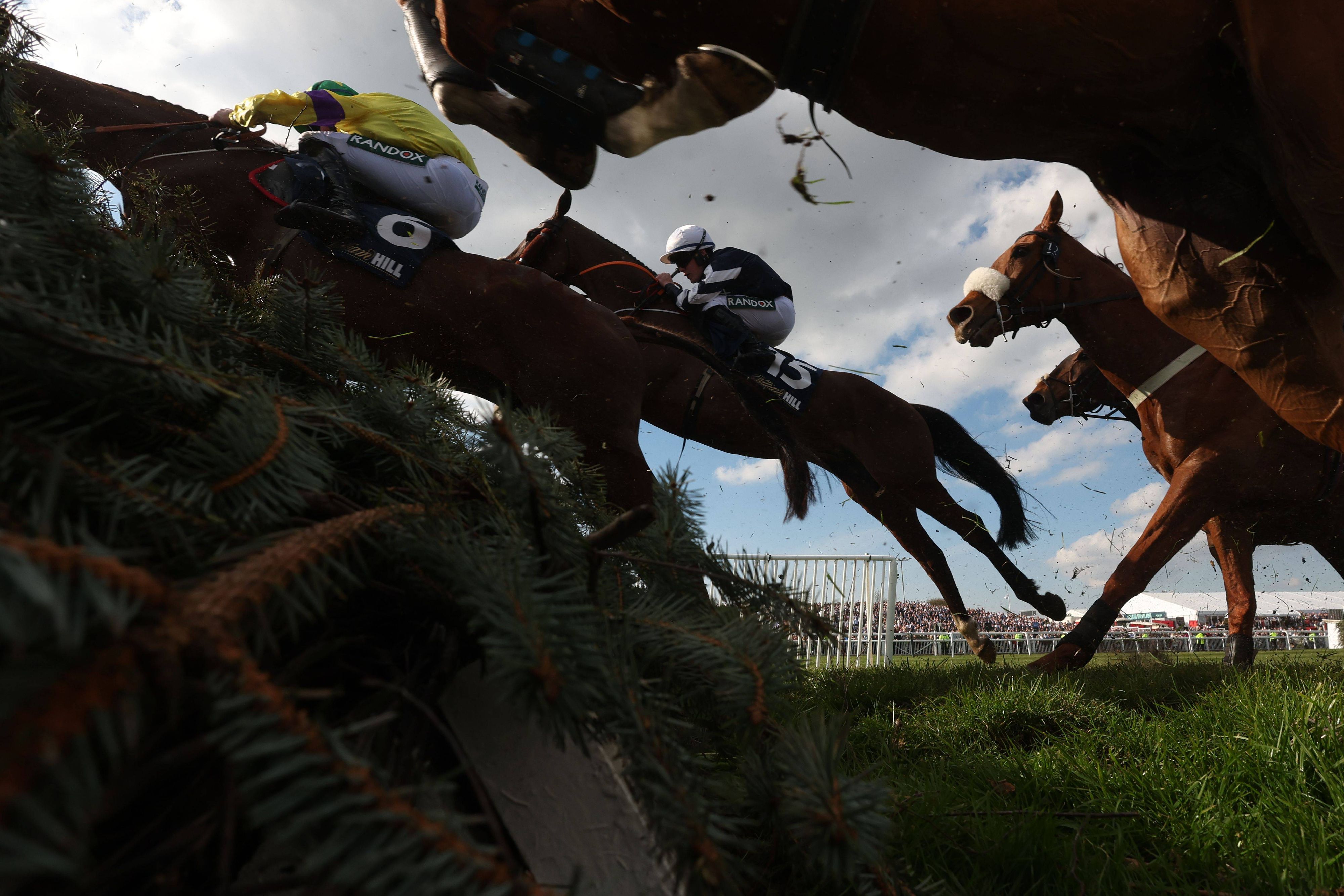 Spektakuläre Bilder beim Grand National.