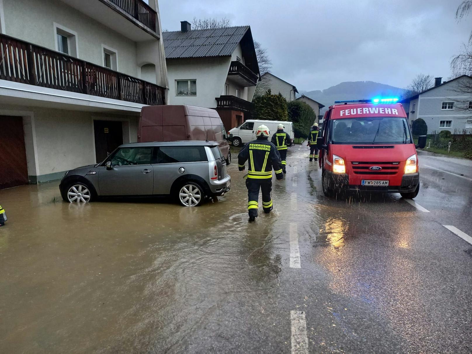 Auch Straßen wurden überflutet.