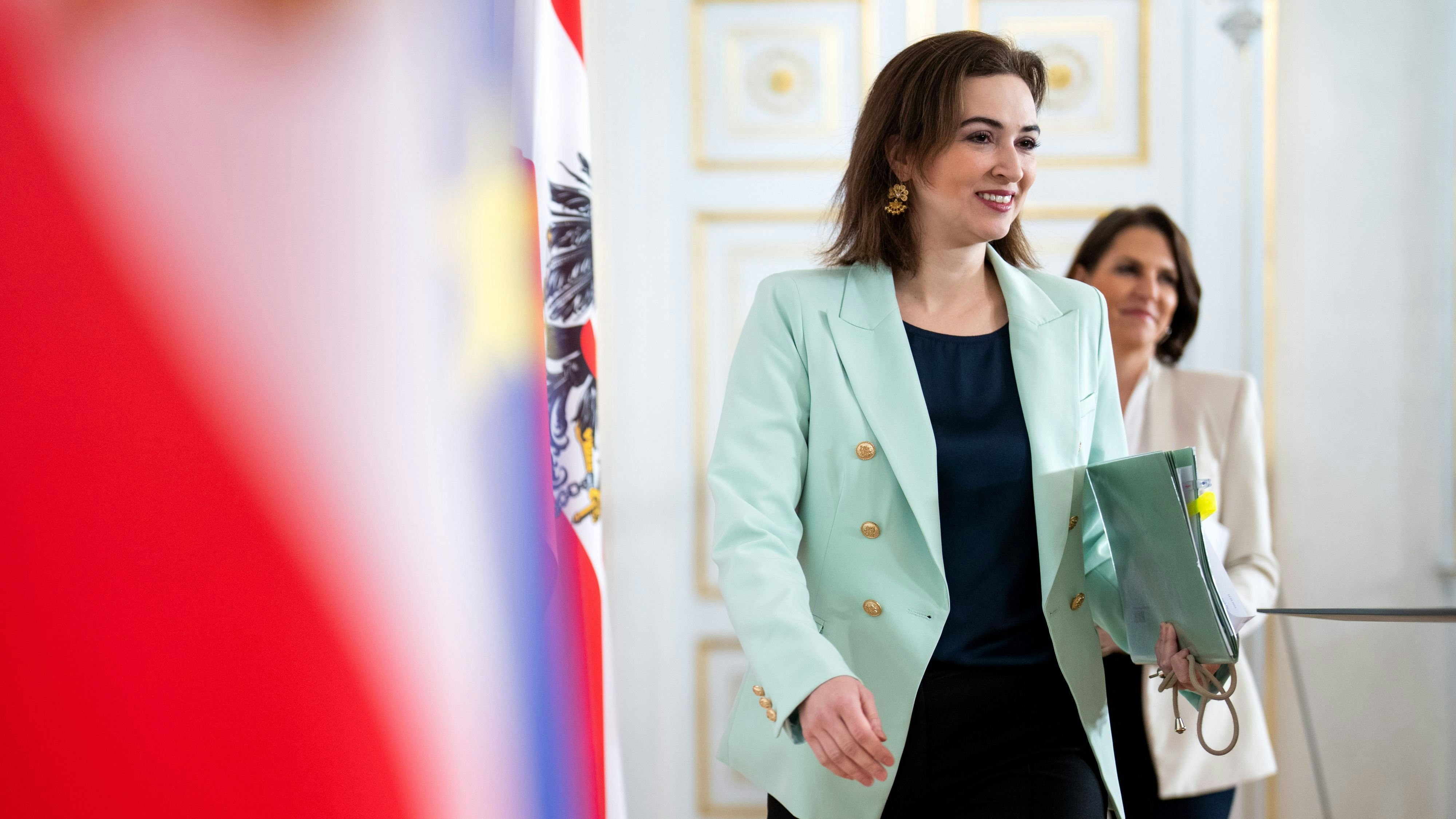 Download von www.picturedesk.com am 16.04.2023 (16:10).  ABD0064_20230112 - WIEN - ÖSTERREICH: vlnr.: Justizministerin Alma Zadic (Grüne) und Verfassungsministerin Karoline Edtstadler (ÖVP) am Donnerstag,12. Jänner 2023, während einer PK zur Reform des Korruptionsstrafrechts im Bundeskanzleramt in Wien. - FOTO: APA/GEORG HOCHMUTH - 20230112_PD2640 - Rechteinfo: Rights Managed (RM)
