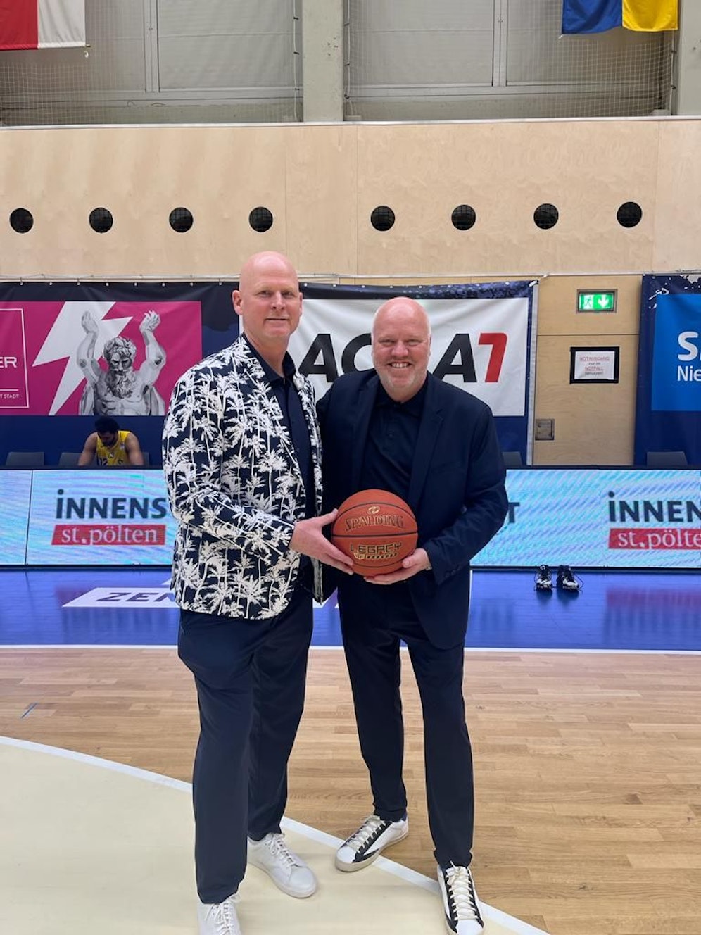 Der baumlange Head Coach Mike Coffin (l.) im Glücks-Sakko mit Casa Moda-Chef Peter Ursovics.