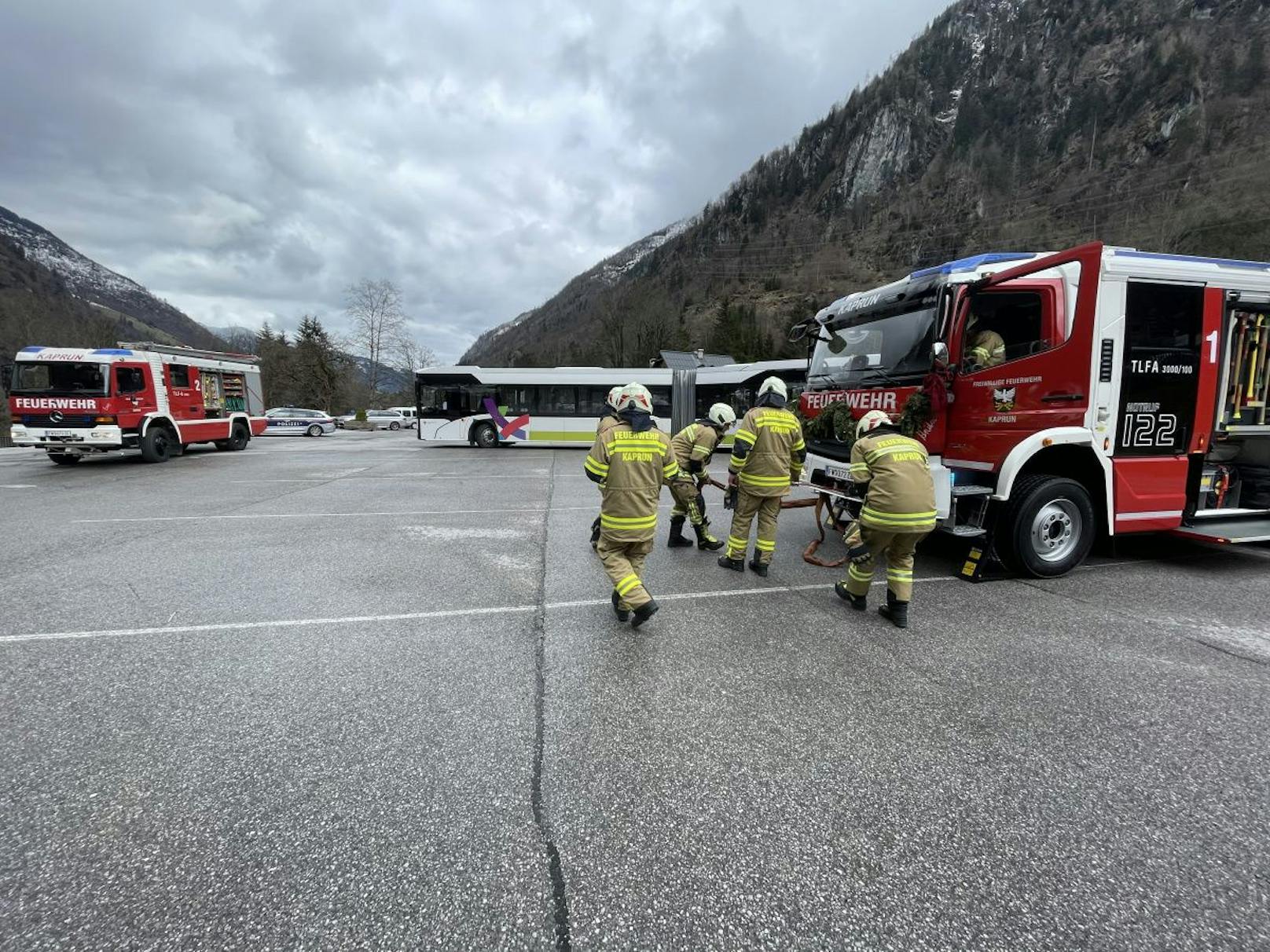 Gemeinsam mit einem privaten Abschlepp- und Bergedienst konnte der Bus, nach sehr aufwendigen Arbeiten, geborgen werden.