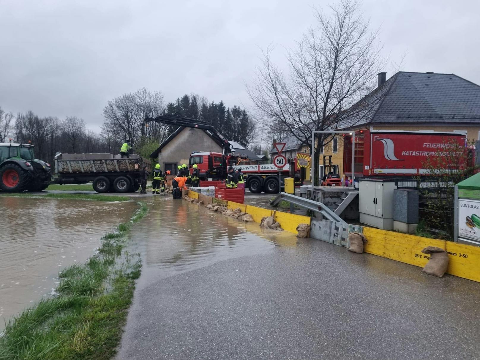 Meistens werden Keller ausgepumpt, Straßen abgesperrt und Objekte geschützt.