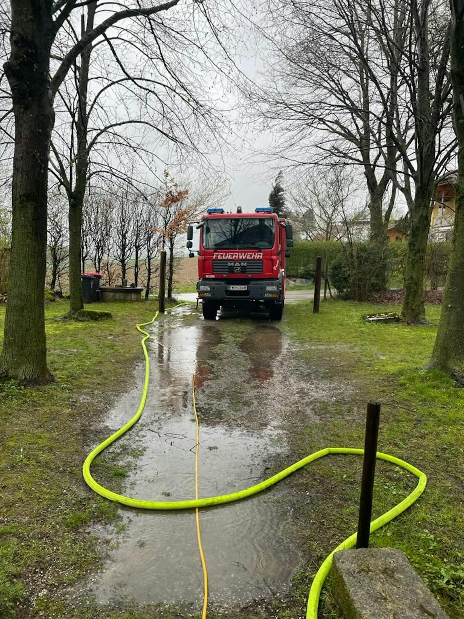 Die Wehren sind seit Stunden im Einsatz.