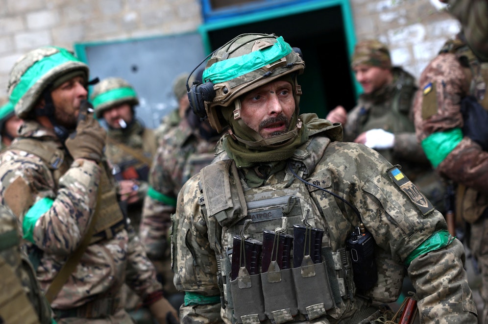 Bisher machte die Ukraine keine Angaben zur Zahl ihrer Verwundeten und Gefallenen.