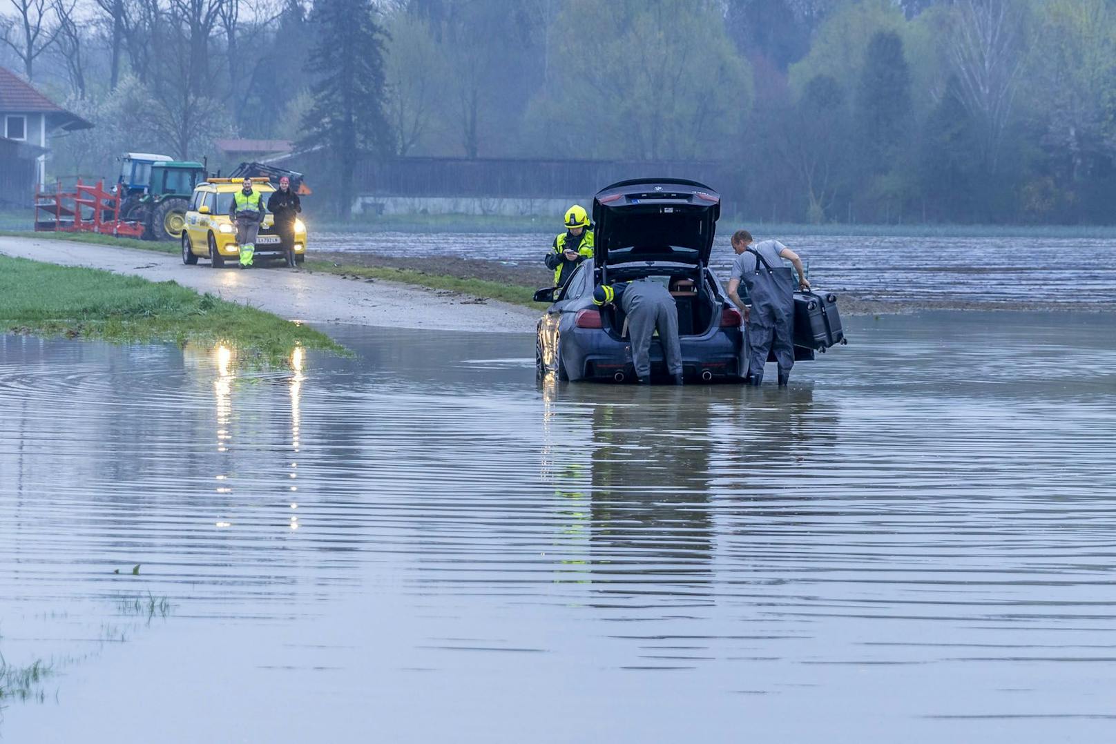 In Alkoven mussten ÖAMTC und Feuerwehr einen BMW aus dem Wasser holen.