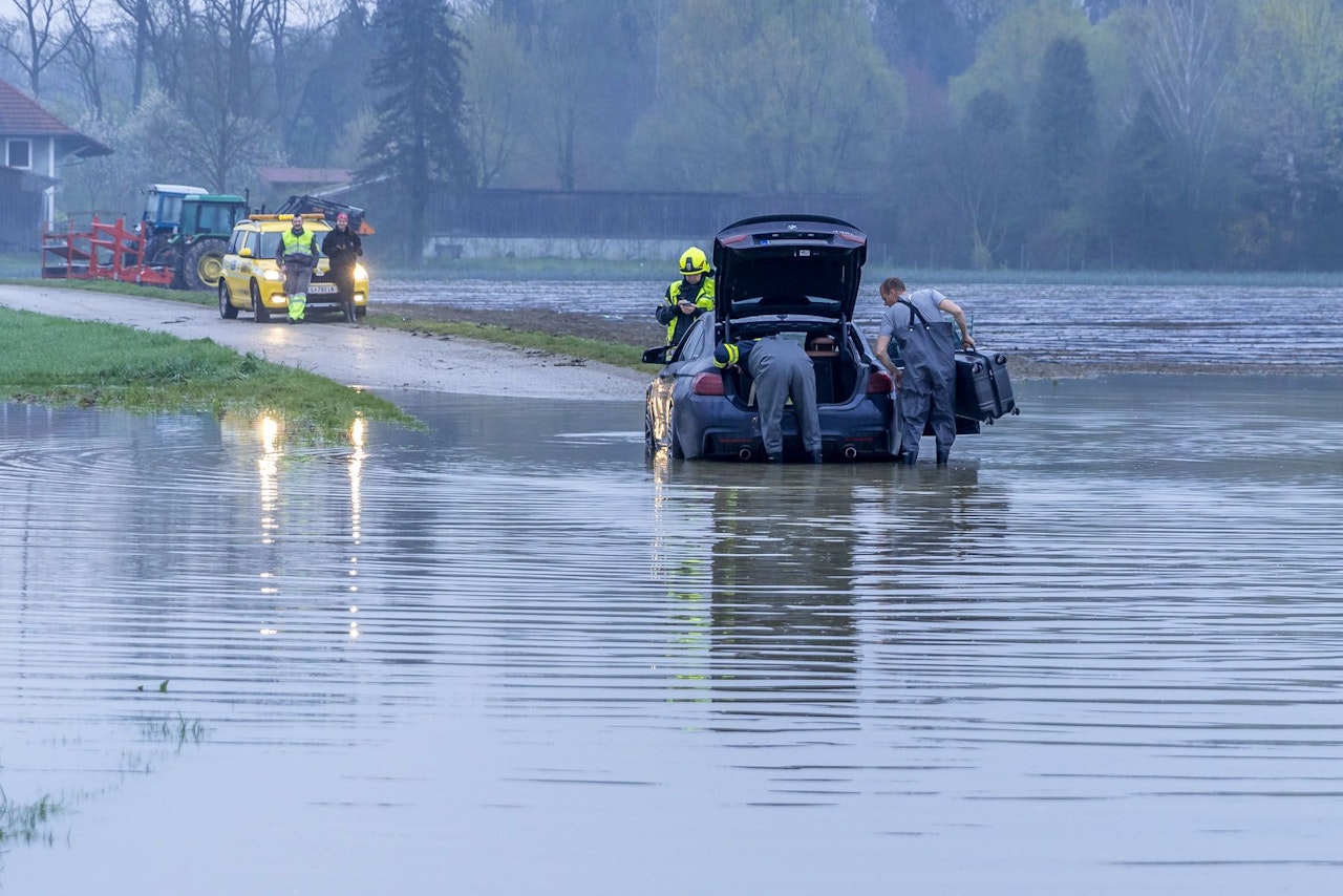 Heute.at - Überschwemmungen – BMW blieb im Schlamm stecken