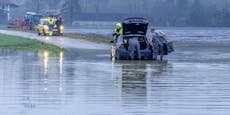 Überschwemmungen – BMW blieb im Schlamm stecken