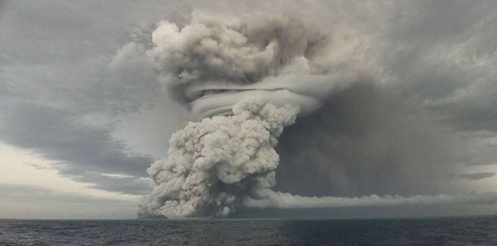 Mit einer Höhe von 57 Kilometern produzierte der Ausbruch des&nbsp;Hunga Tonga-Hunga Ha'apai die höchste jemals aufgezeichnete Aschewolke.