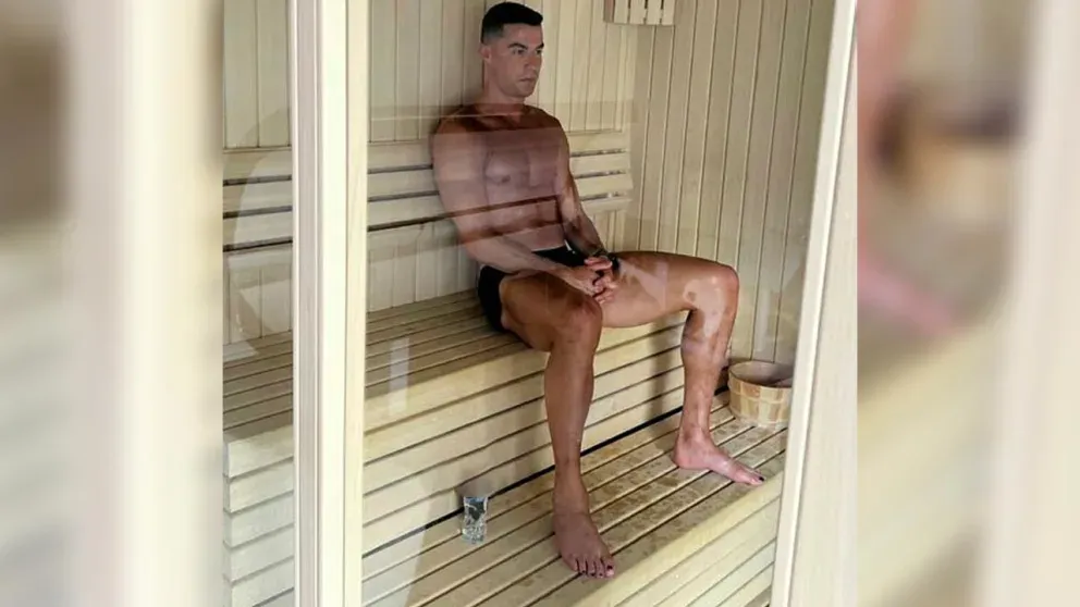 Ronaldo in der Sauna mit schwarzen Zehnennägeln.&nbsp;