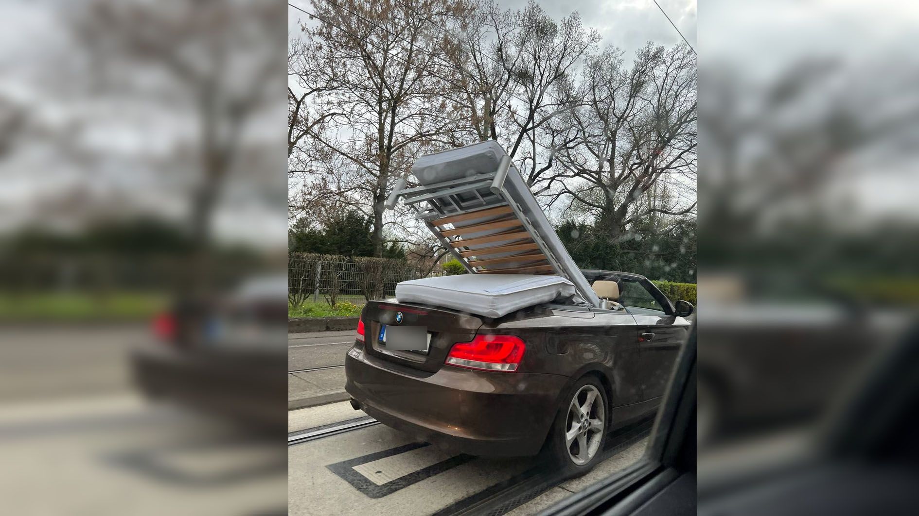 Ein deutscher BMW-Cabrio erregte am Sonntagabend mit seinem Transport jede Menge Aufmerksamkeit. 