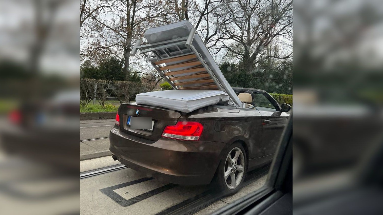 Ein deutscher BMW-Cabrio erregte am Sonntagabend mit seinem Transport jede Menge Aufmerksamkeit. 