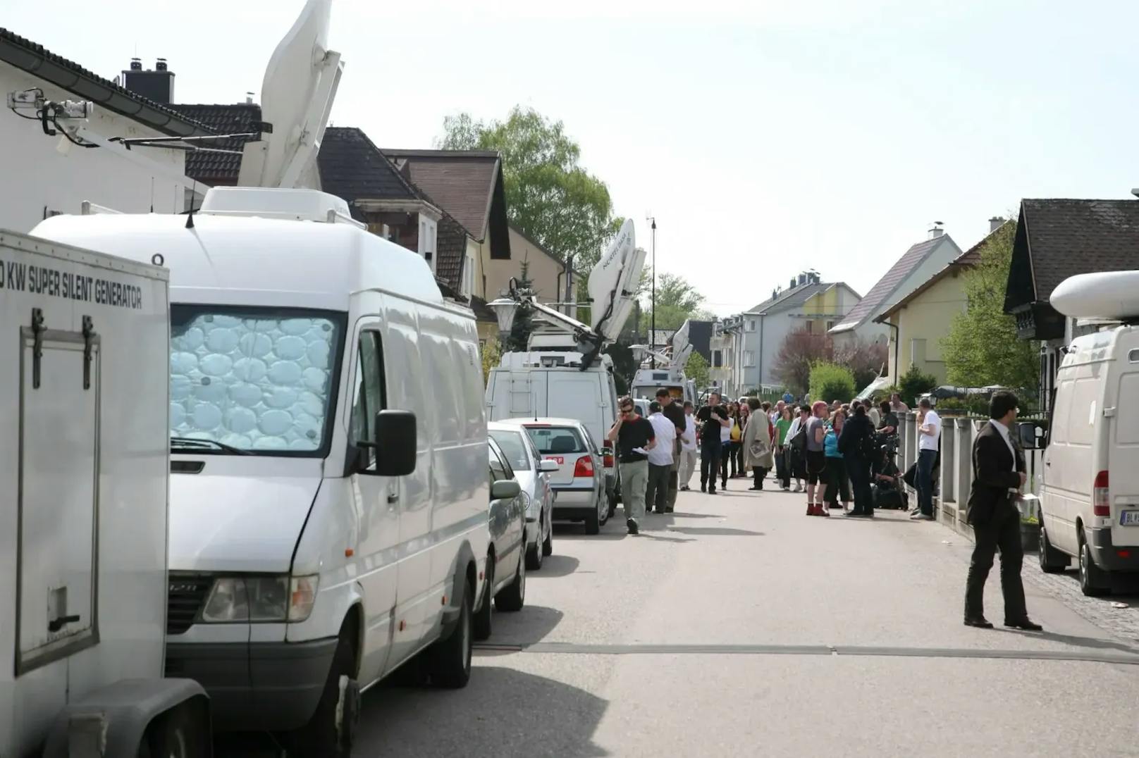 Nach Bekanntwerden des Verbrechens gab es einen riesigen Medienansturm in Amstetten.