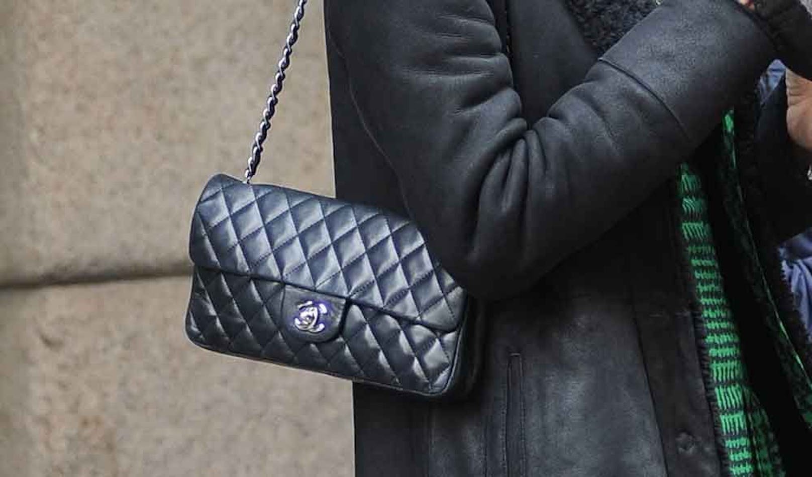 Chanel-Taschen gehören zu den teuersten Luxusgütern. Die bekanntesten Modelle rangieren derzeit bei knapp 10.000 Euro.