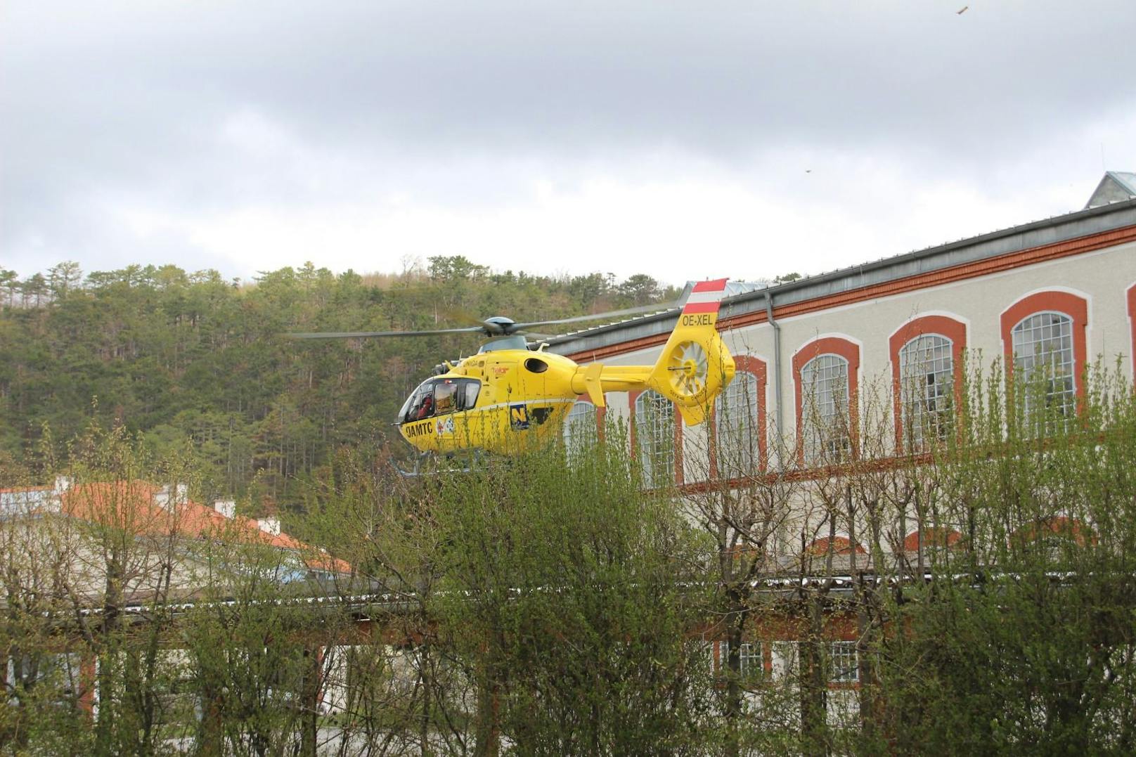 ... Rettungshubschrauber "Christophorus 3" ins Spital geflogen.