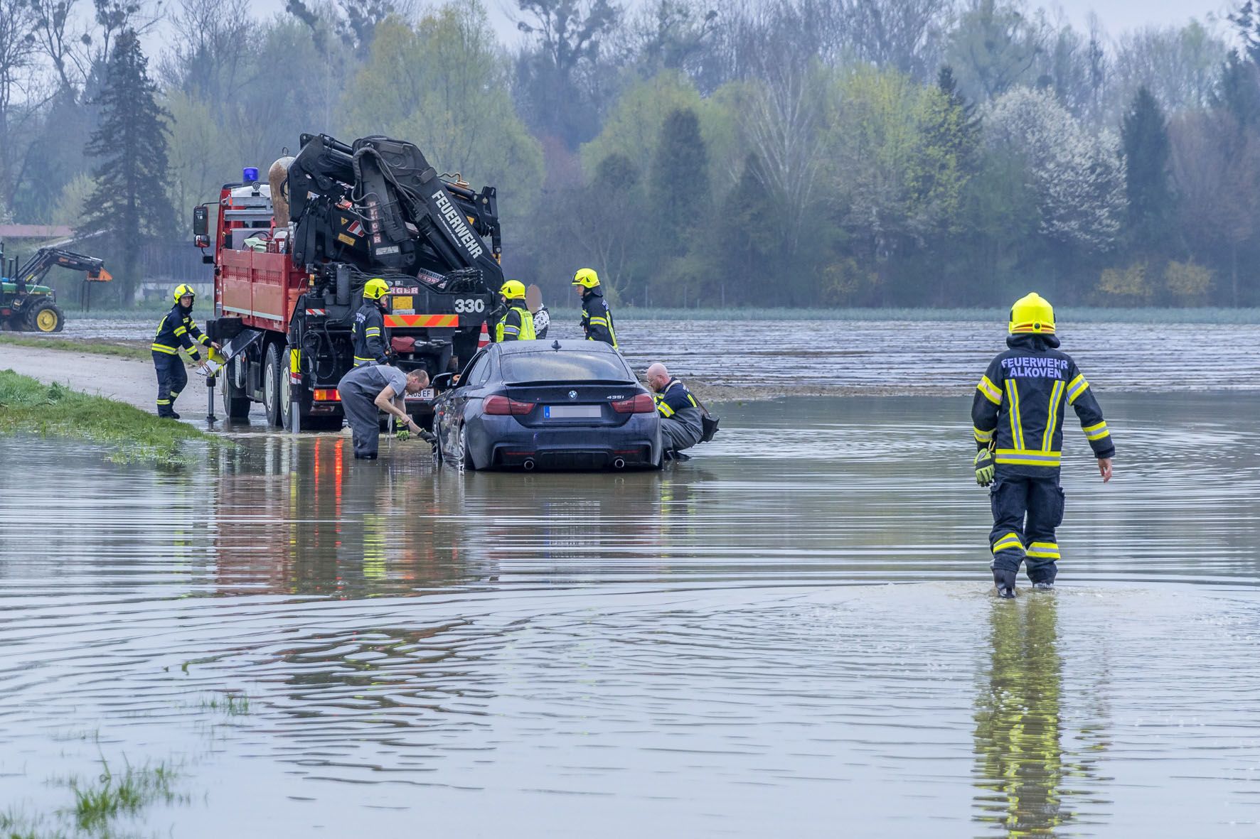 Die Feuerwehr zog das Auto mithilfe eines Krans aus dem Schlamm.